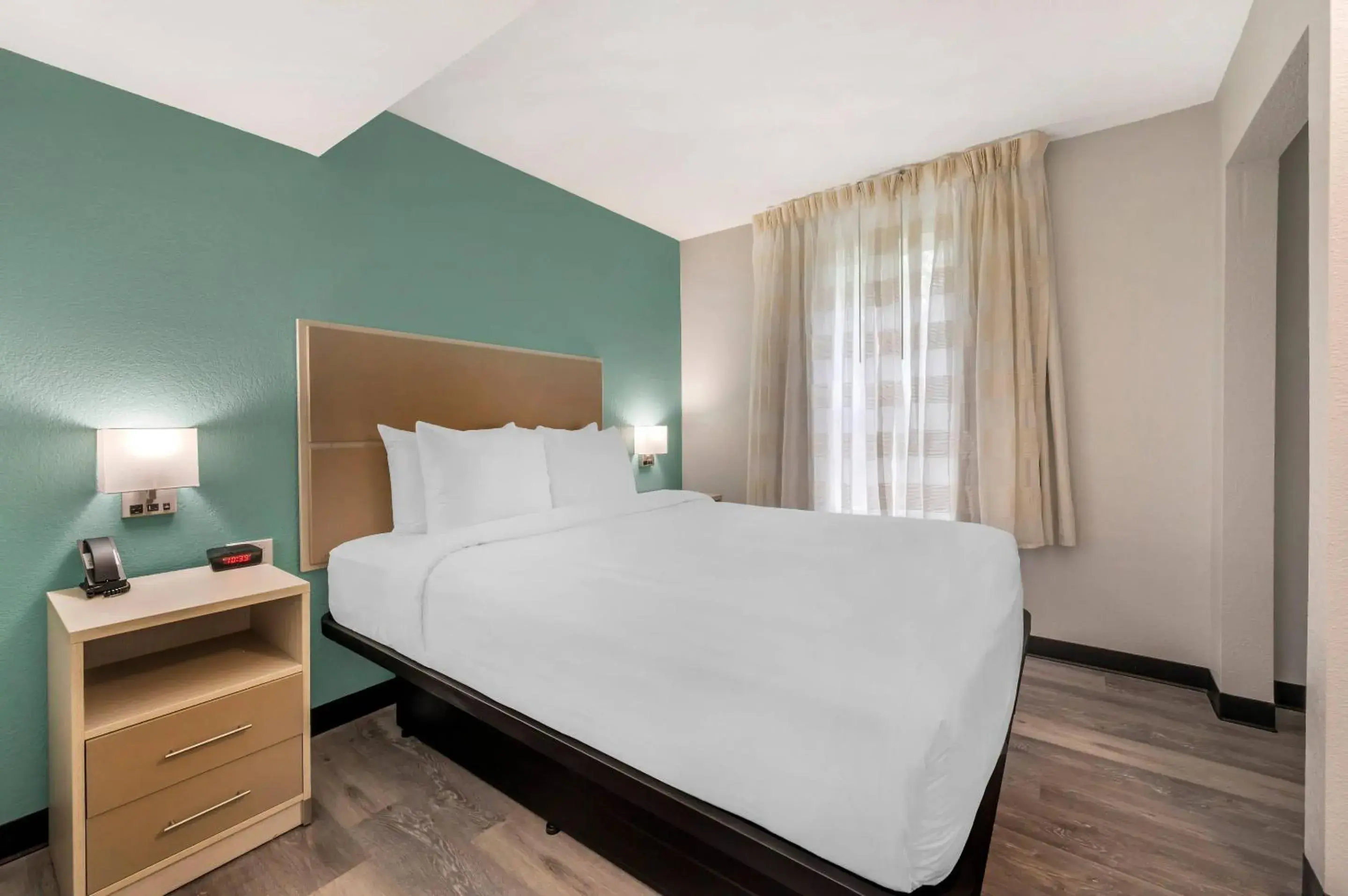 Bedroom, Bed in MainStay Suites Sterling near Dulles Town Center Bedroom, Bed in MainStay Suites Sterling near Dulles Town Center