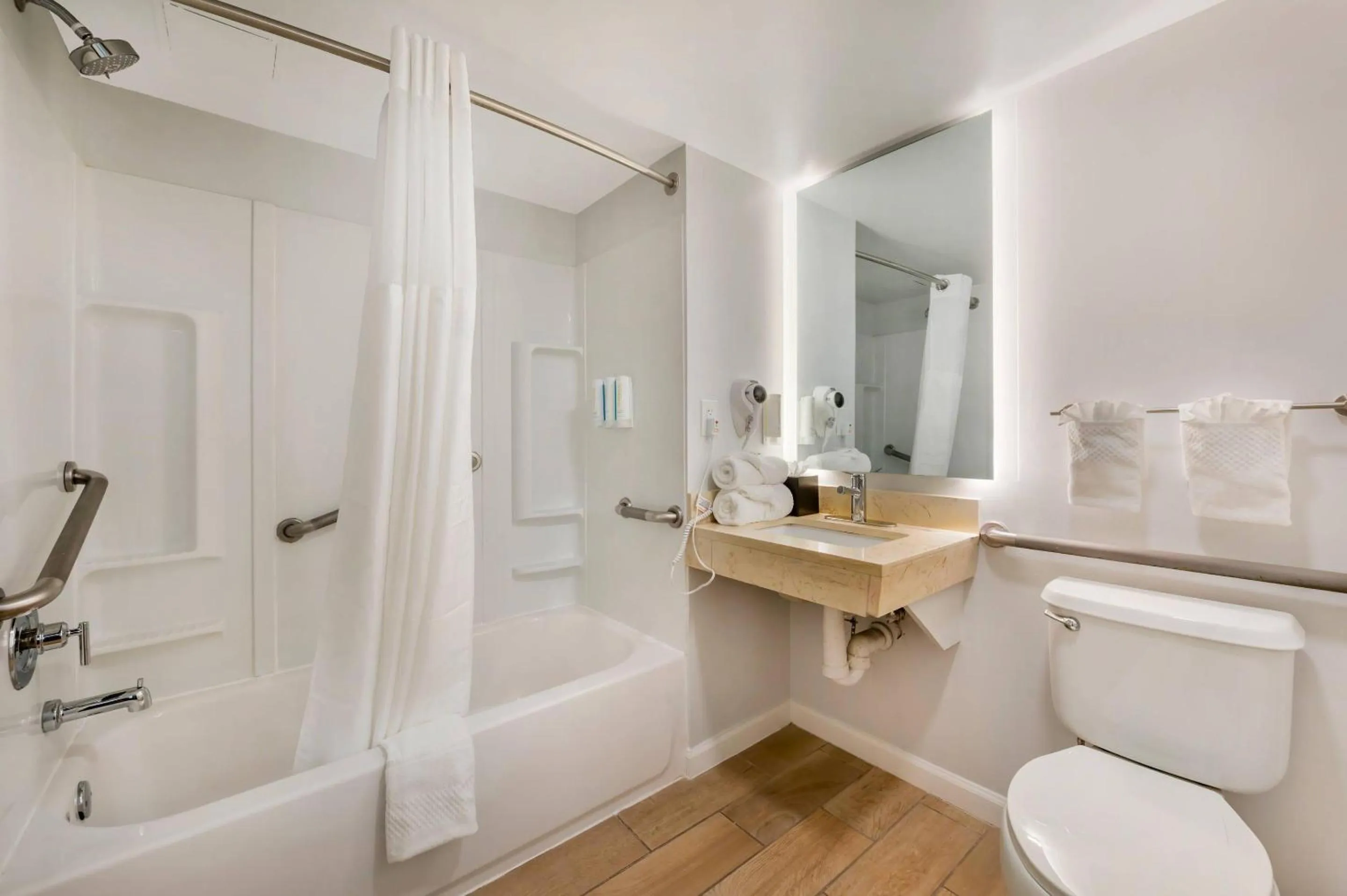 Bedroom in MainStay Suites Sterling near Dulles Town Center