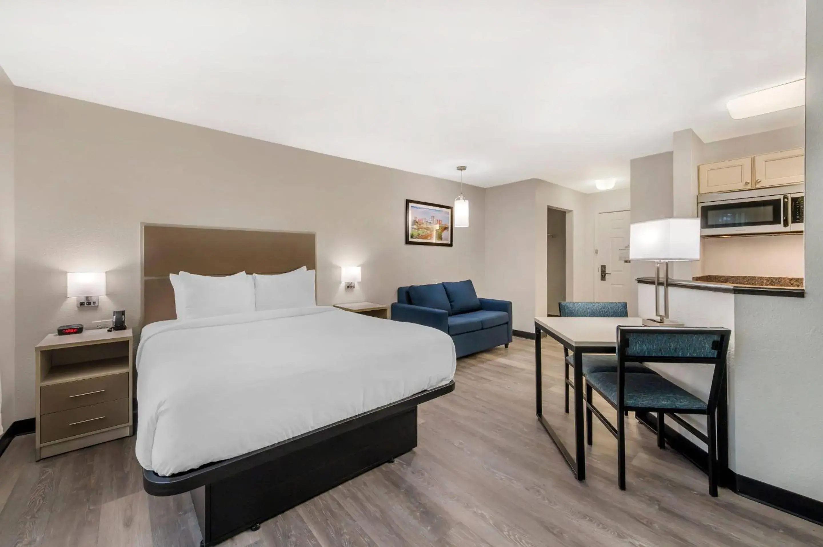 Bedroom, Bed in MainStay Suites Sterling near Dulles Town Center Bedroom, Bed in MainStay Suites Sterling near Dulles Town Center