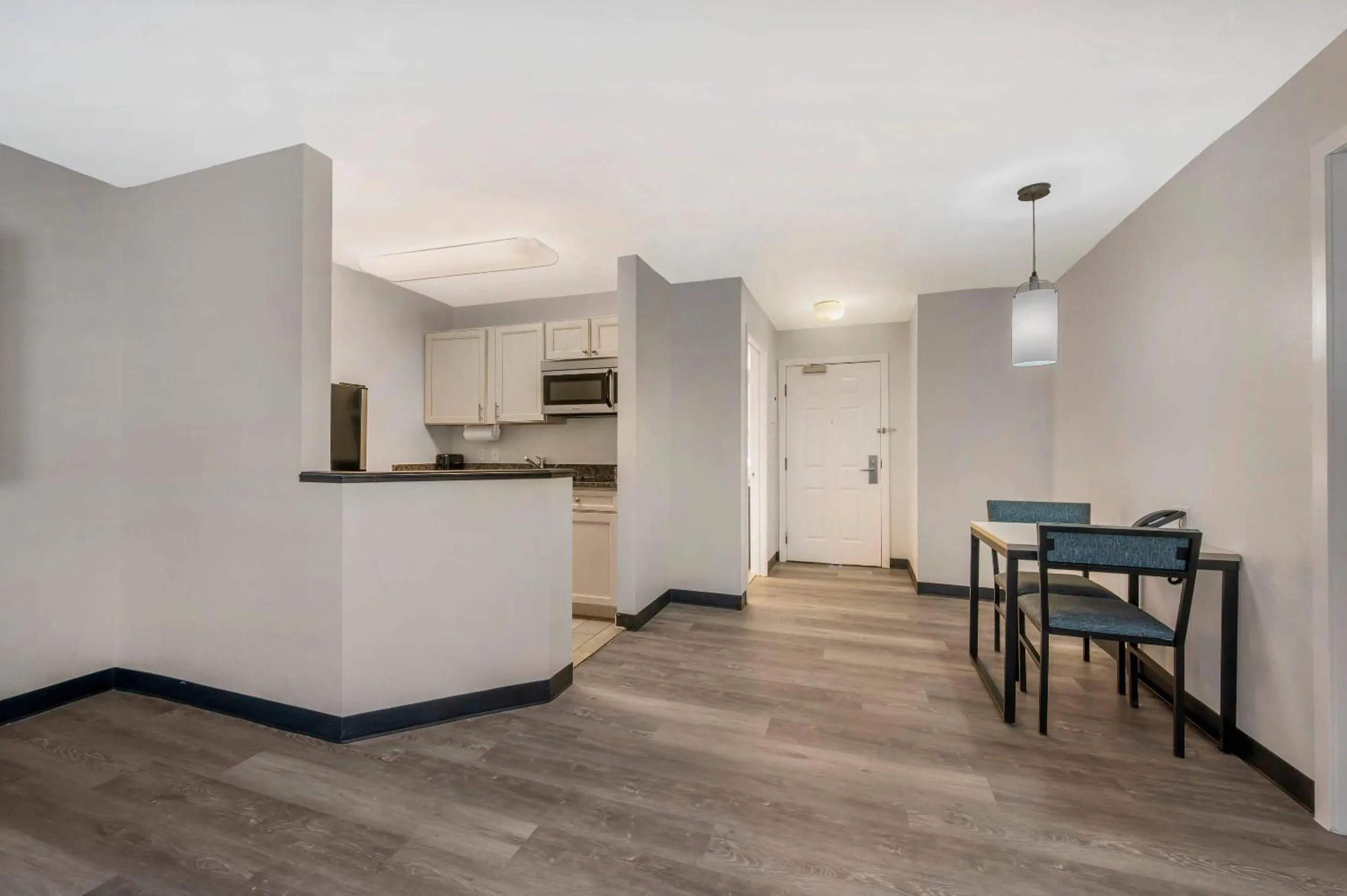 Bedroom in MainStay Suites Sterling near Dulles Town Center