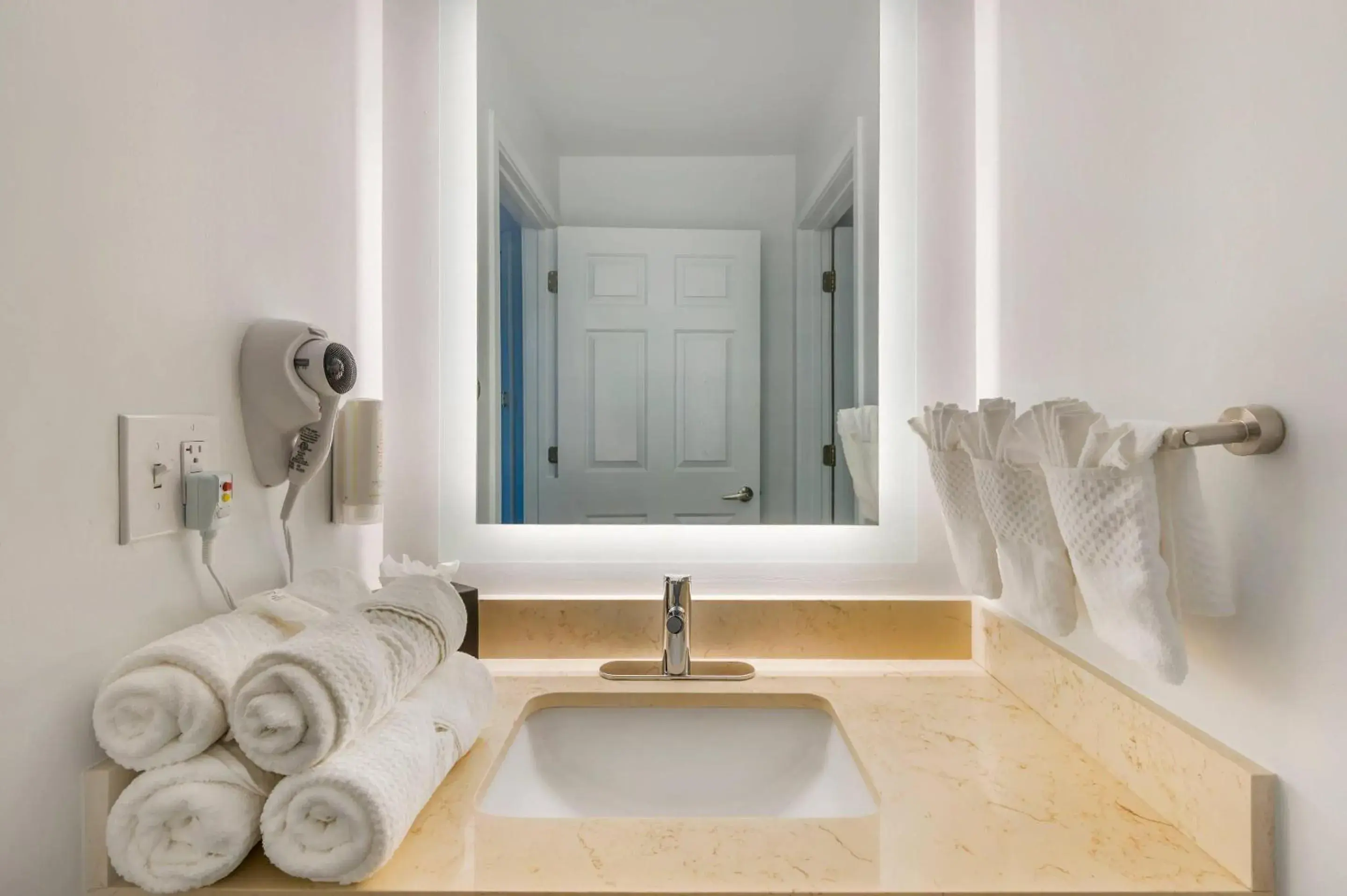 Bedroom in MainStay Suites Sterling near Dulles Town Center Bedroom in MainStay Suites Sterling near Dulles Town Center