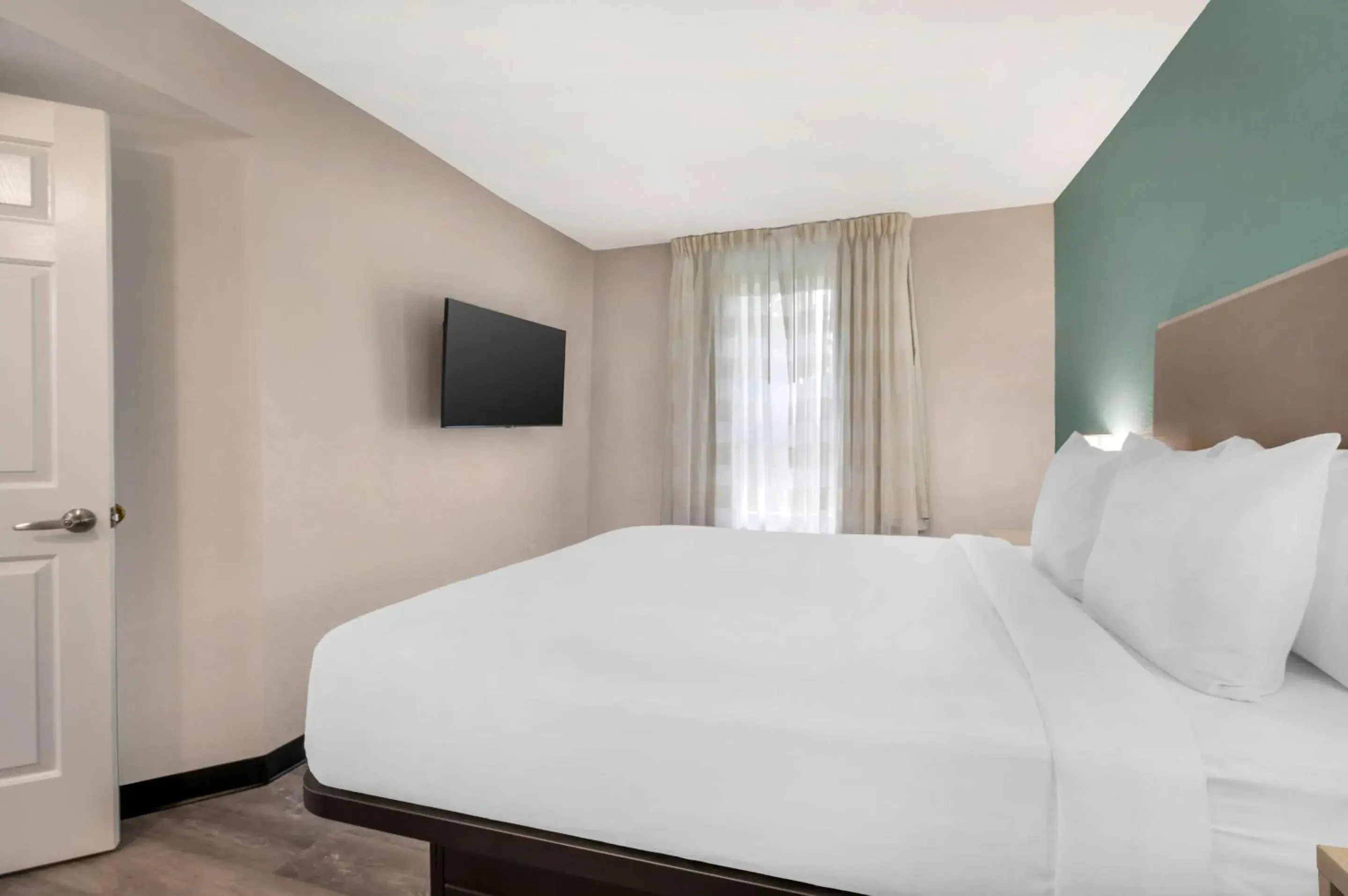 Bedroom, Bed in MainStay Suites Sterling near Dulles Town Center Bedroom, Bed in MainStay Suites Sterling near Dulles Town Center