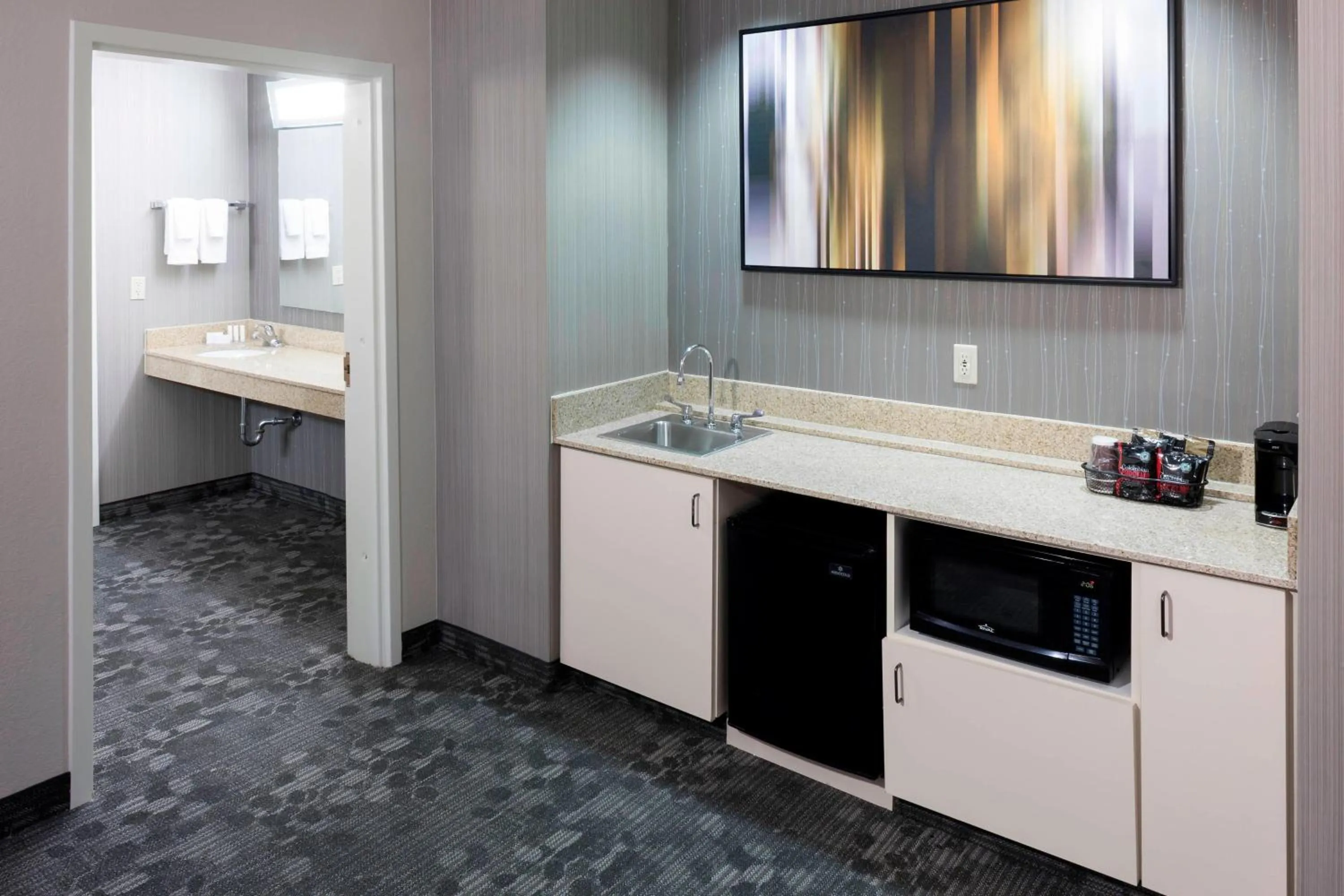 Lounge or bar in Courtyard by Marriott Wichita East