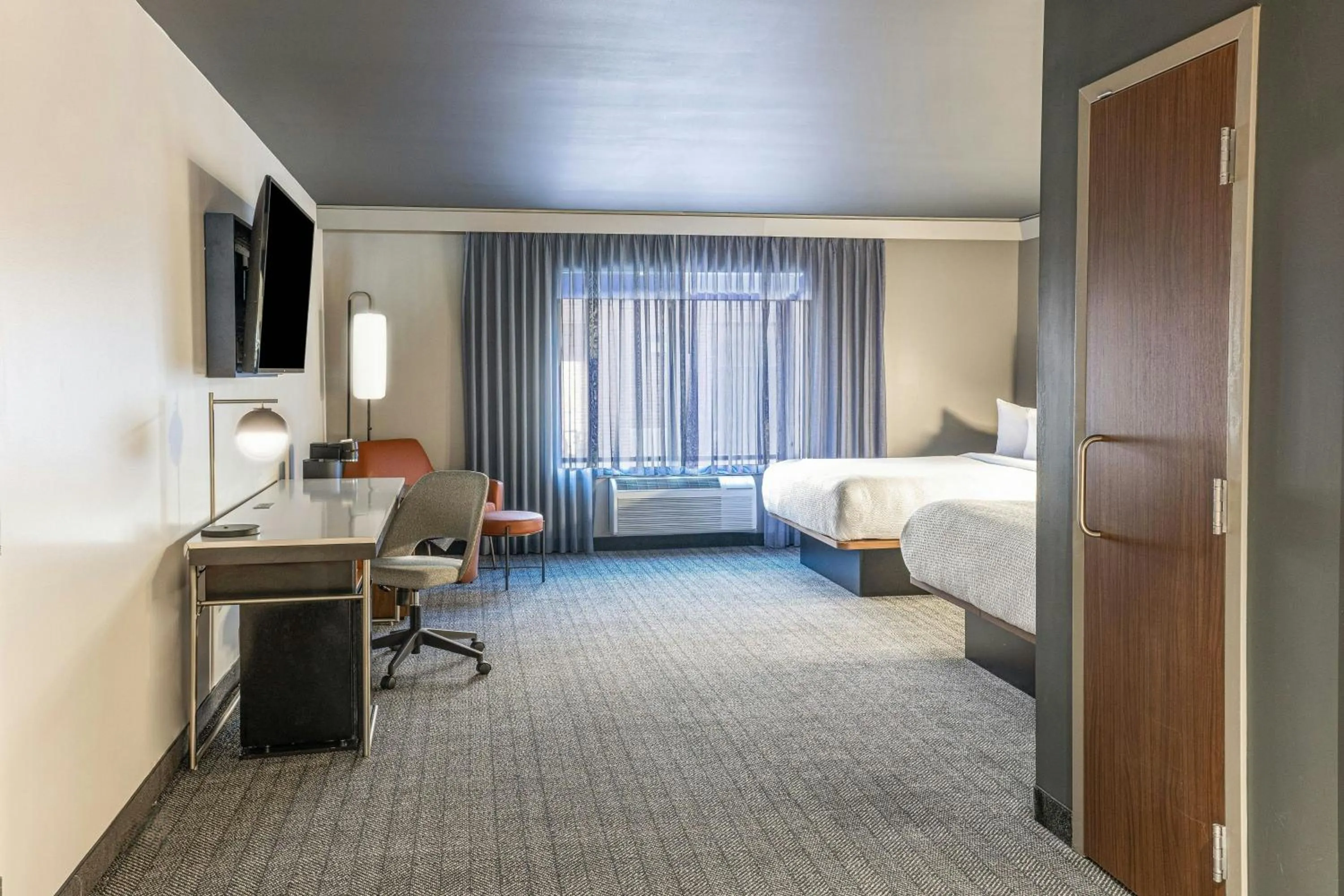 Lounge or bar, Bed in Courtyard by Marriott Wichita at Old Town