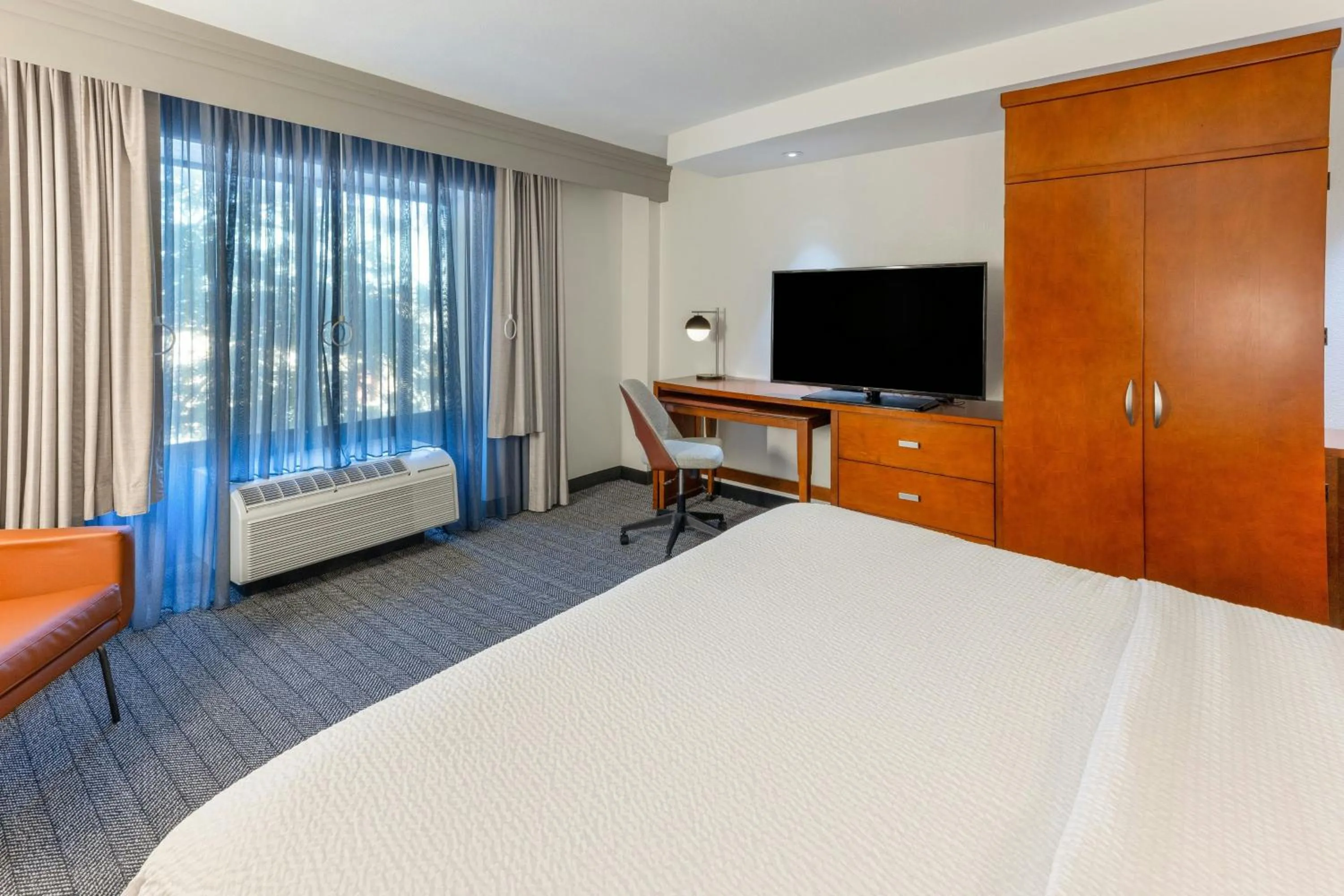 Photo of the whole room, Bed in Courtyard by Marriott Wichita at Old Town