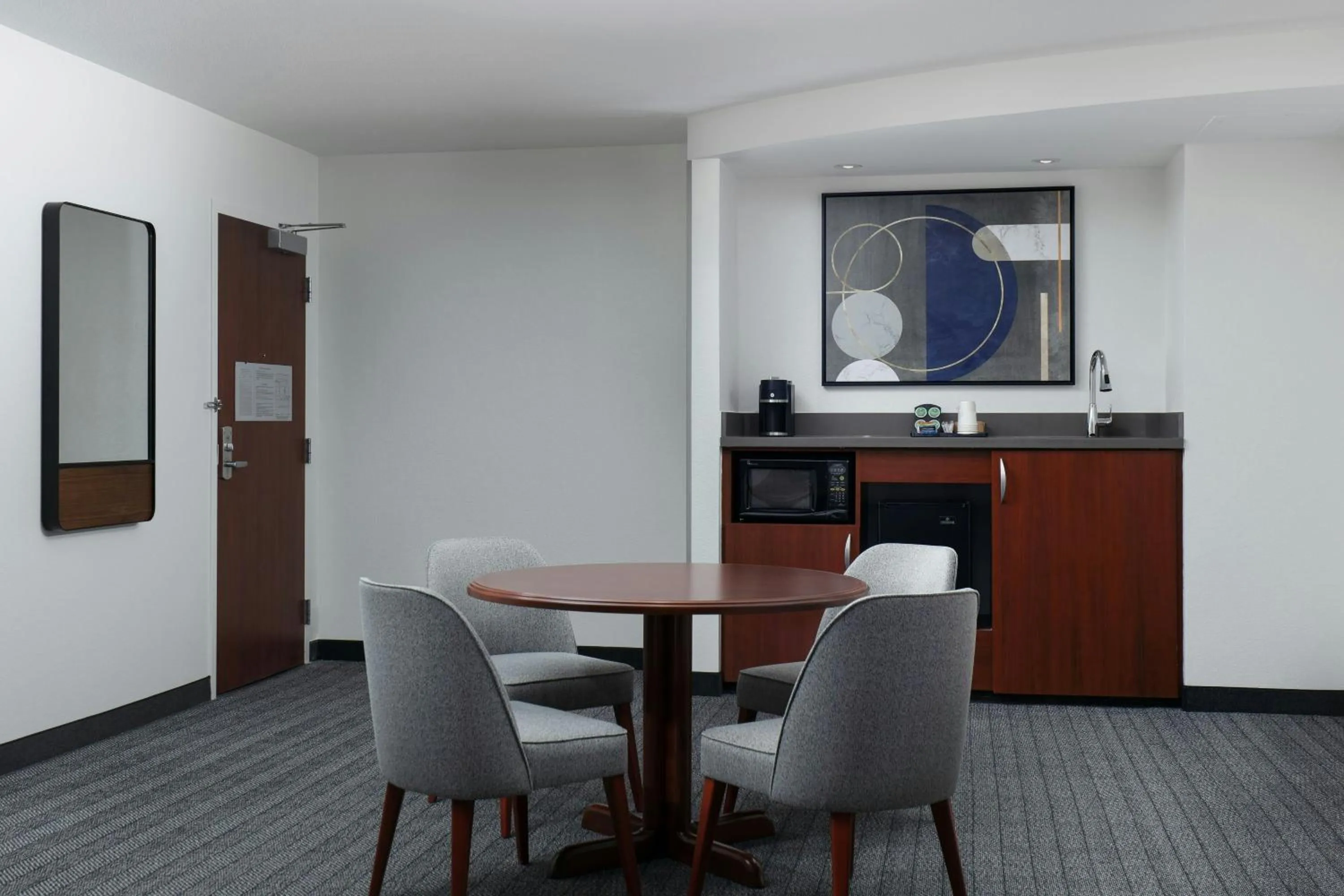 Living room in Courtyard by Marriott Wichita at Old Town