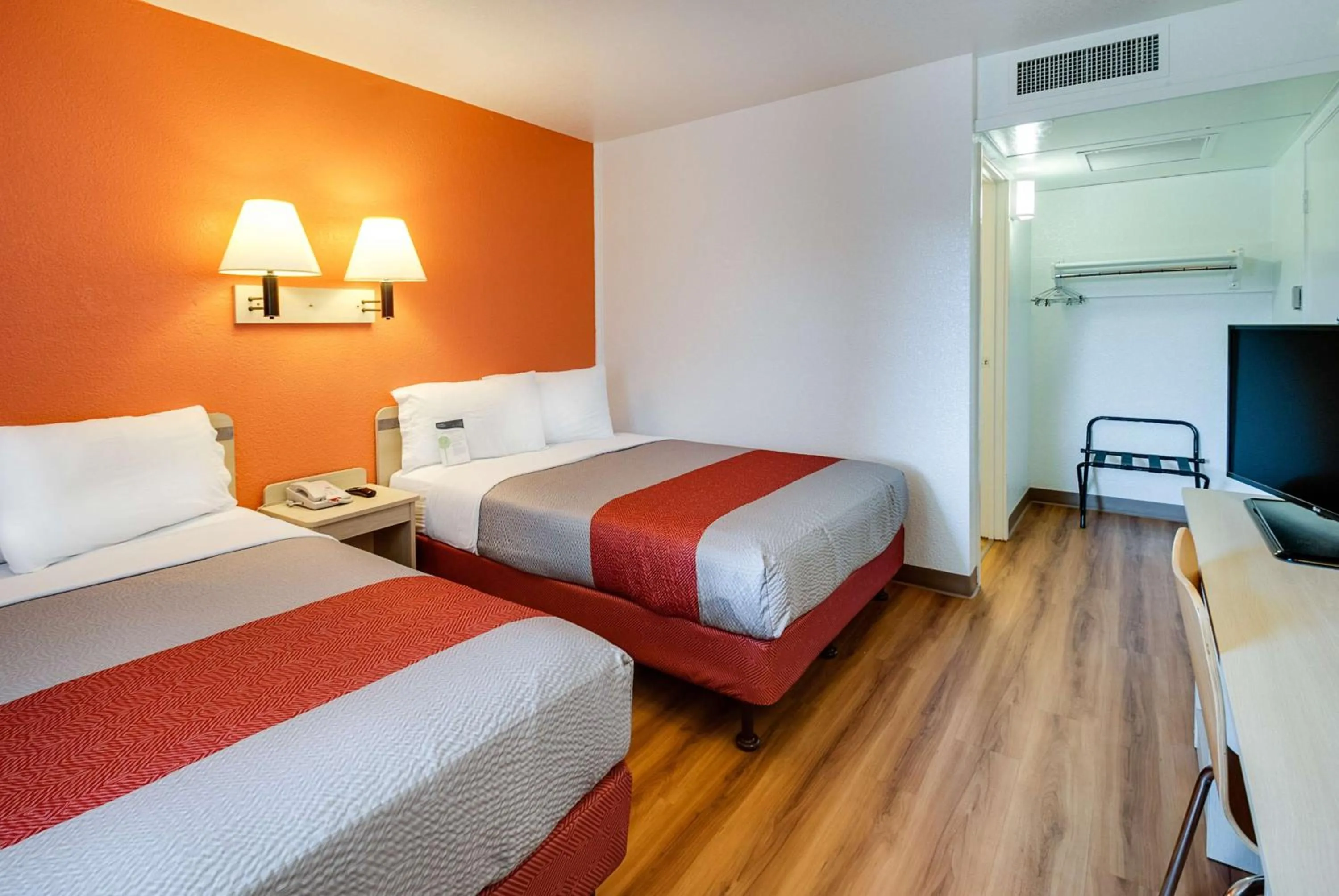 Photo of the whole room, Bed in Motel 6-Lenexa, KS - Kansas City Southwest