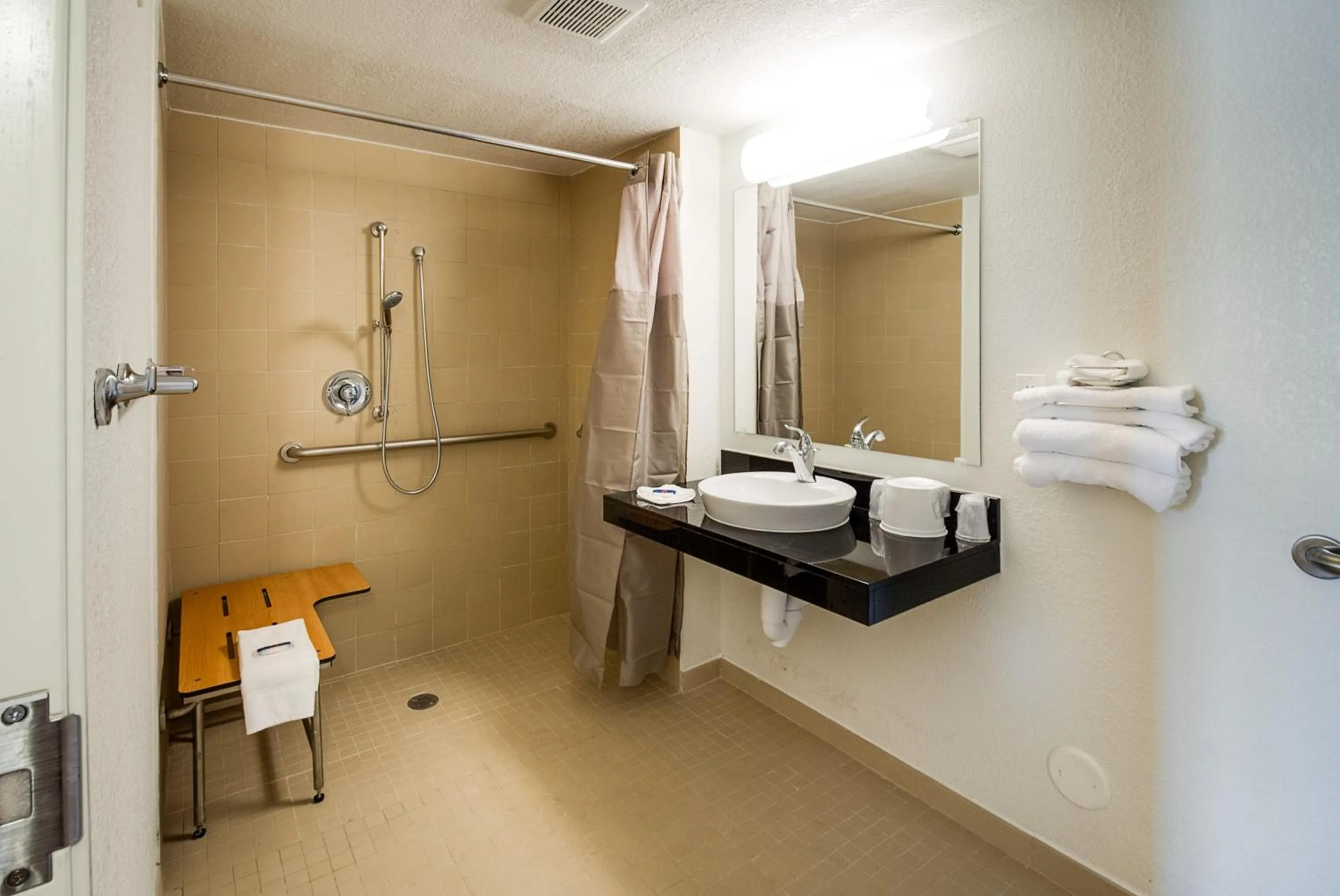 Bathroom in Motel 6-Lenexa, KS - Kansas City Southwest