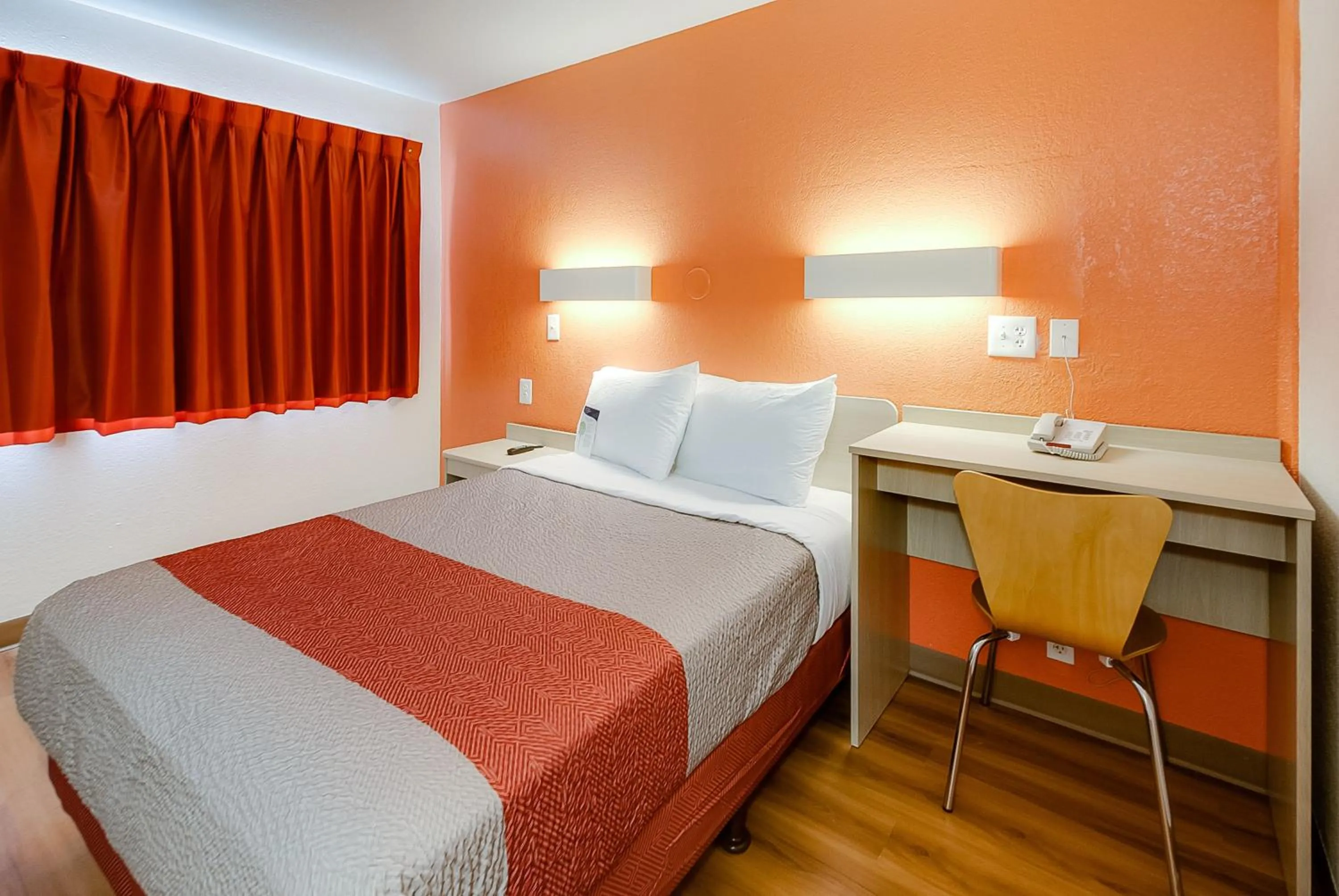 Bedroom, Bed in Motel 6-Lenexa, KS - Kansas City Southwest