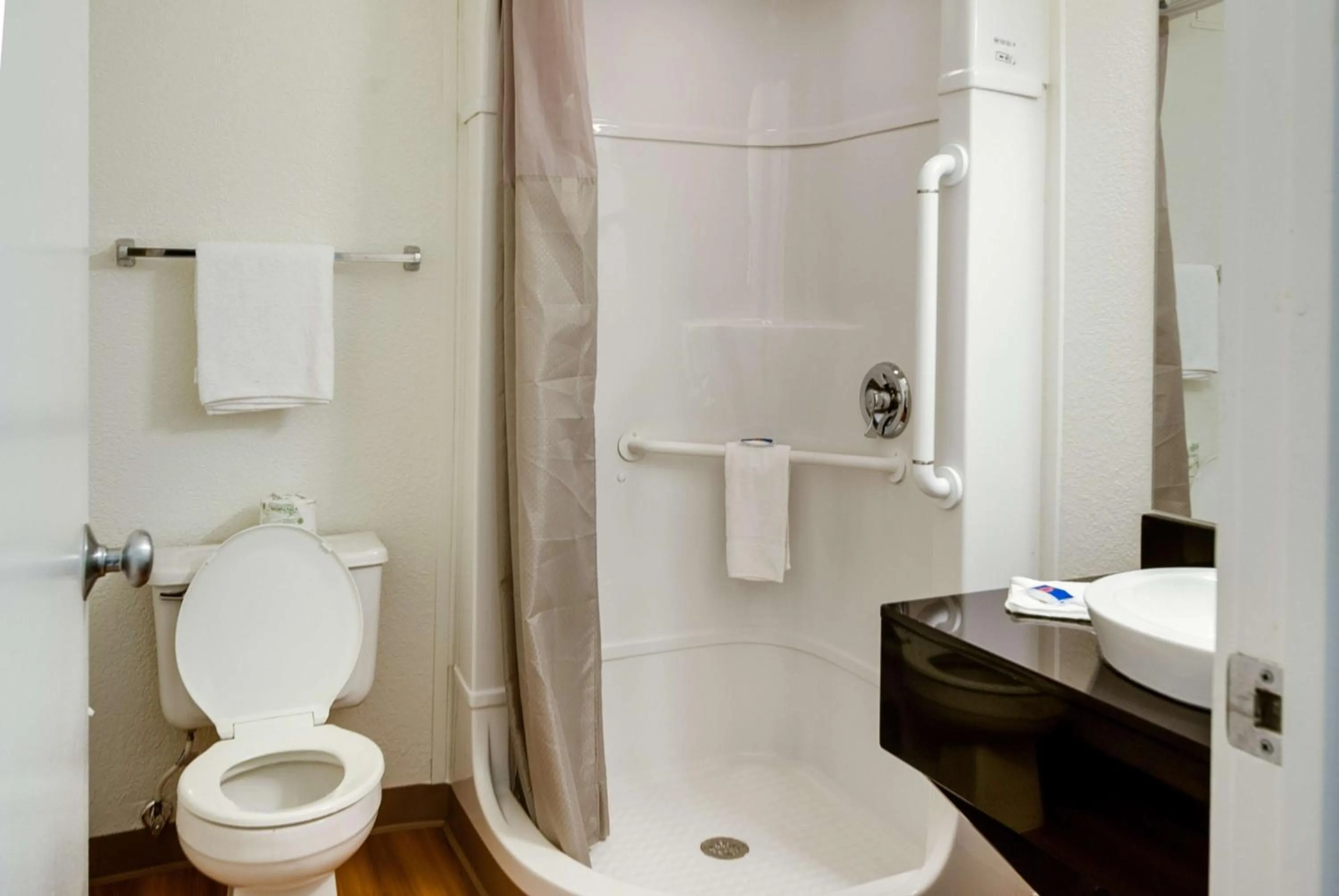 Photo of the whole room in Motel 6-Lenexa, KS - Kansas City Southwest