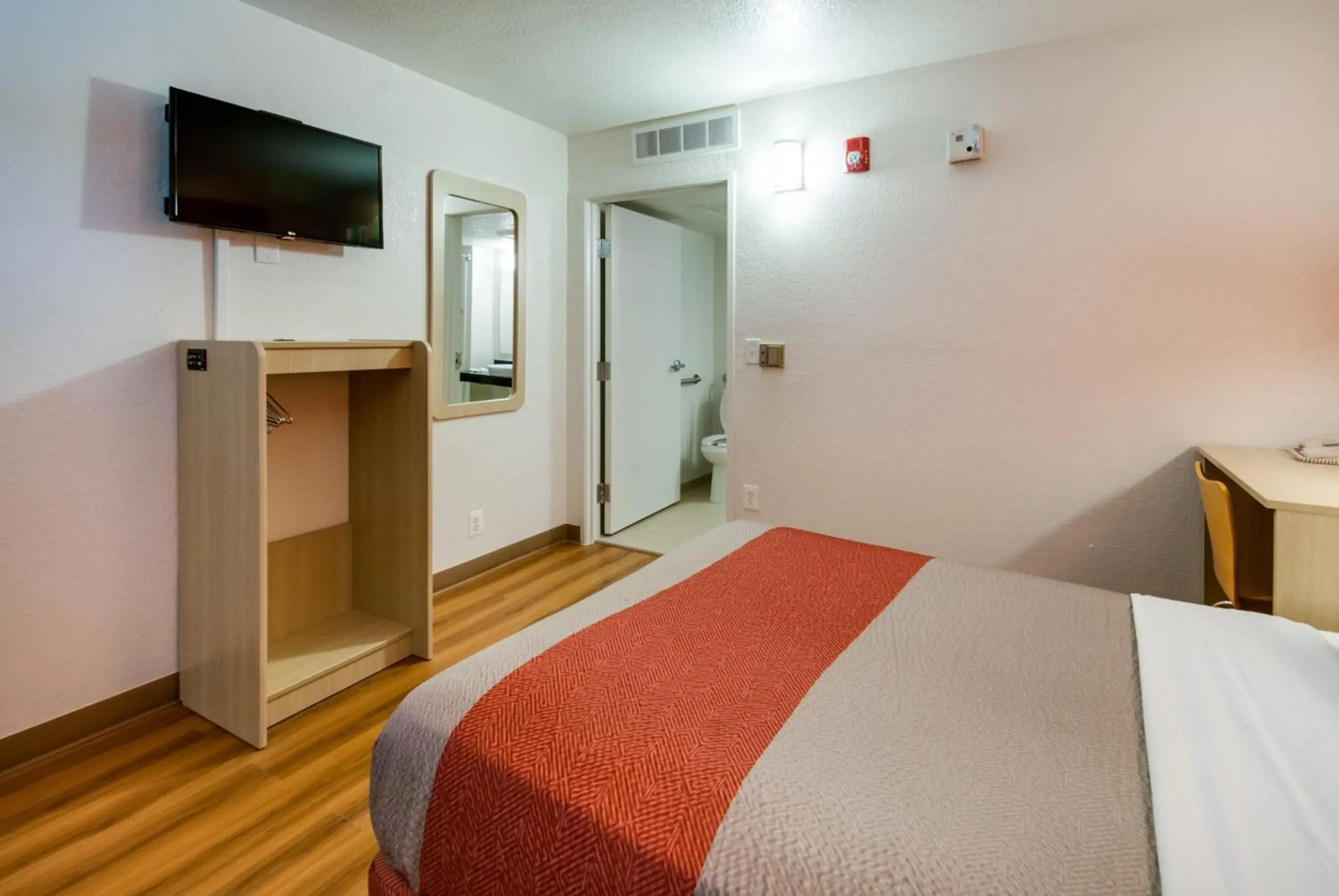 Bedroom, Bed in Motel 6-Lenexa, KS - Kansas City Southwest Bedroom, Bed in Motel 6-Lenexa, KS - Kansas City Southwest