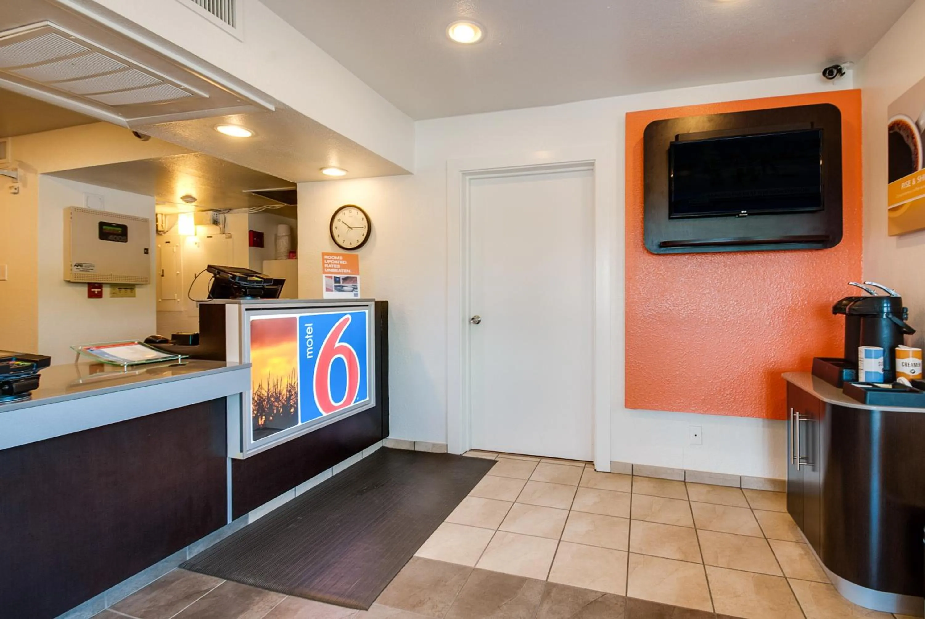 Lobby or reception in Motel 6-Lenexa, KS - Kansas City Southwest