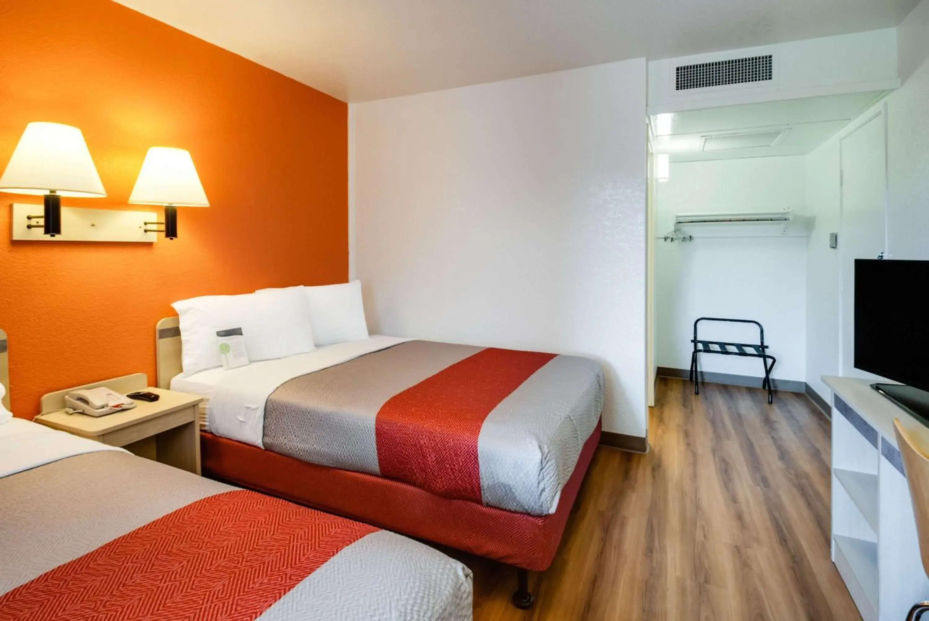 Deluxe Quadruple Room in Motel 6-Lenexa, KS - Kansas City Southwest Deluxe Quadruple Room in Motel 6-Lenexa, KS - Kansas City Southwest