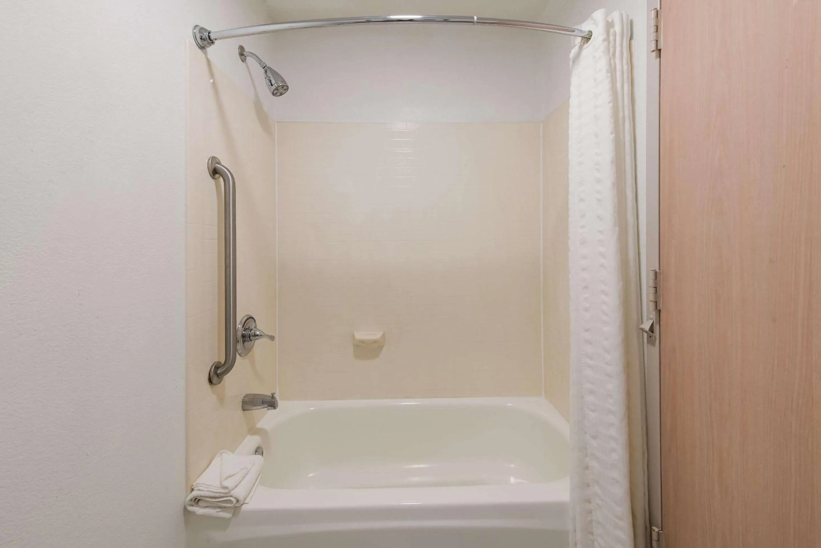 Bedroom in Country Inn & Suites by Radisson, Wichita East, KS