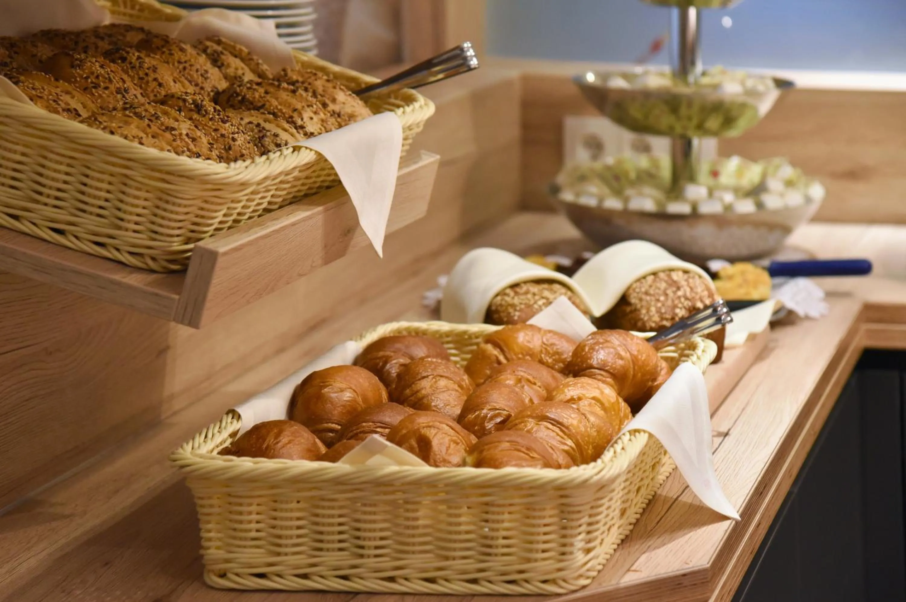 Buffet breakfast in Hotel Neutor Express