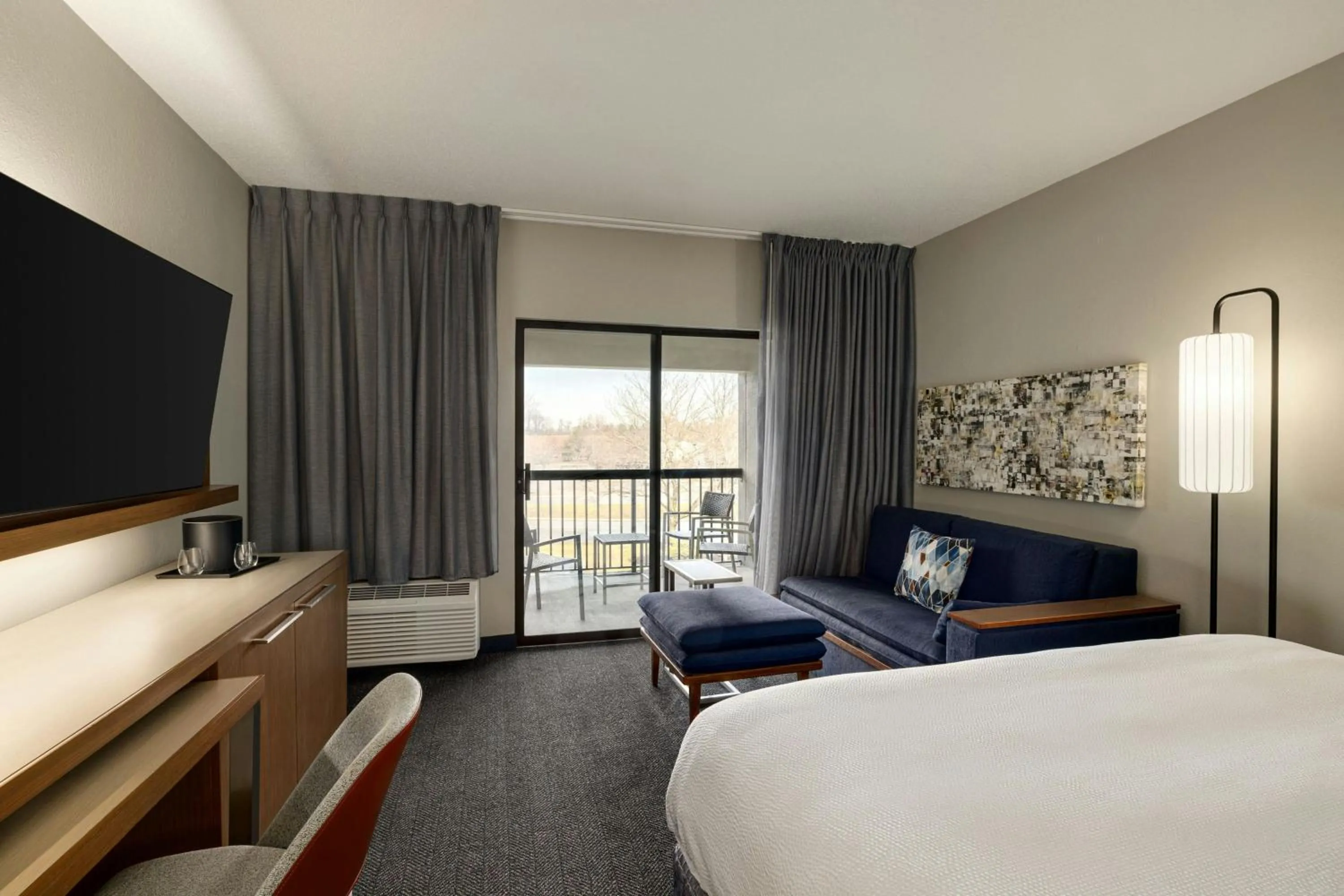 Photo of the whole room, Bed in Courtyard Wilmington Brandywine