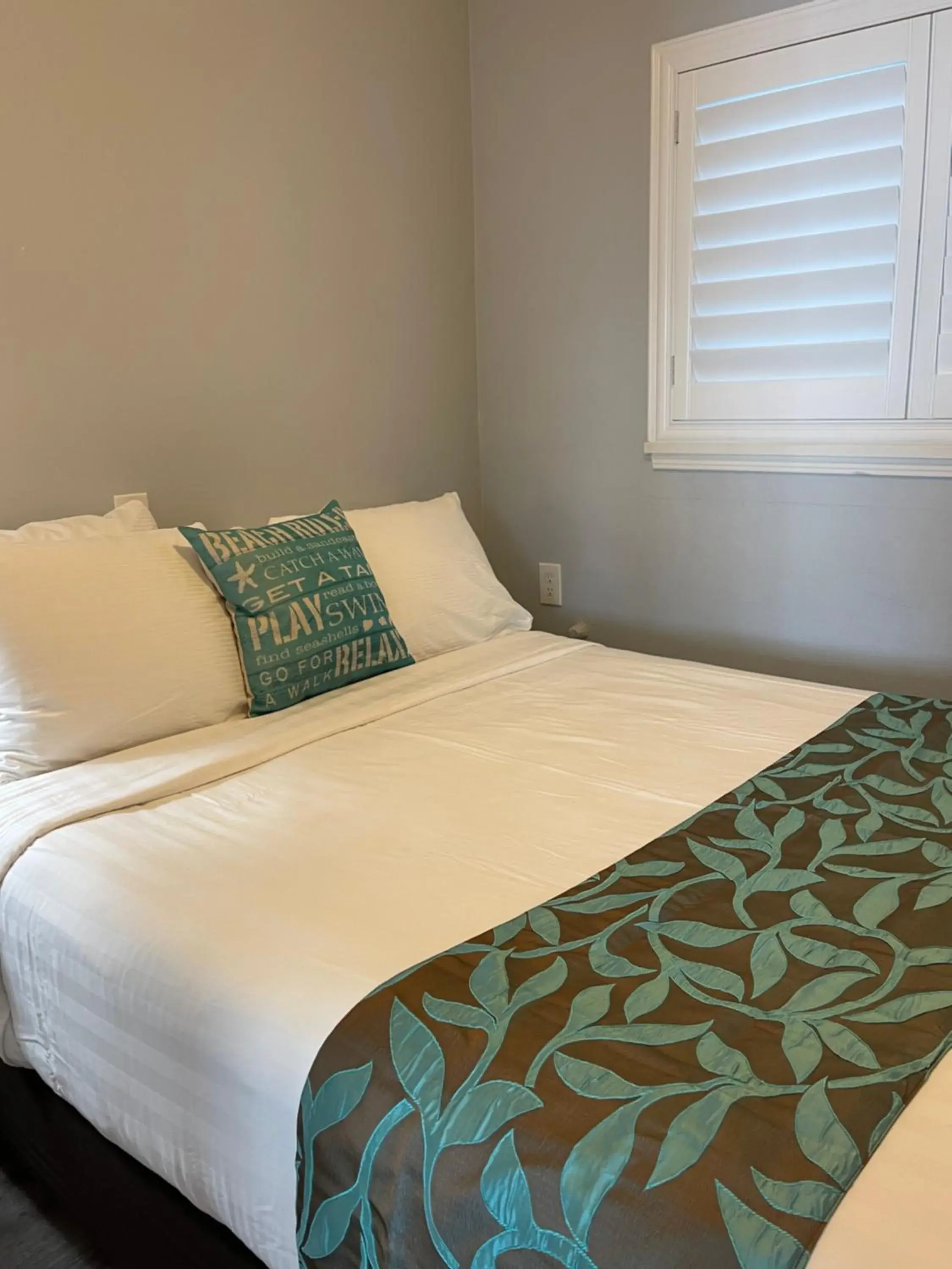 Bed in The Palomar Inn Bed in The Palomar Inn