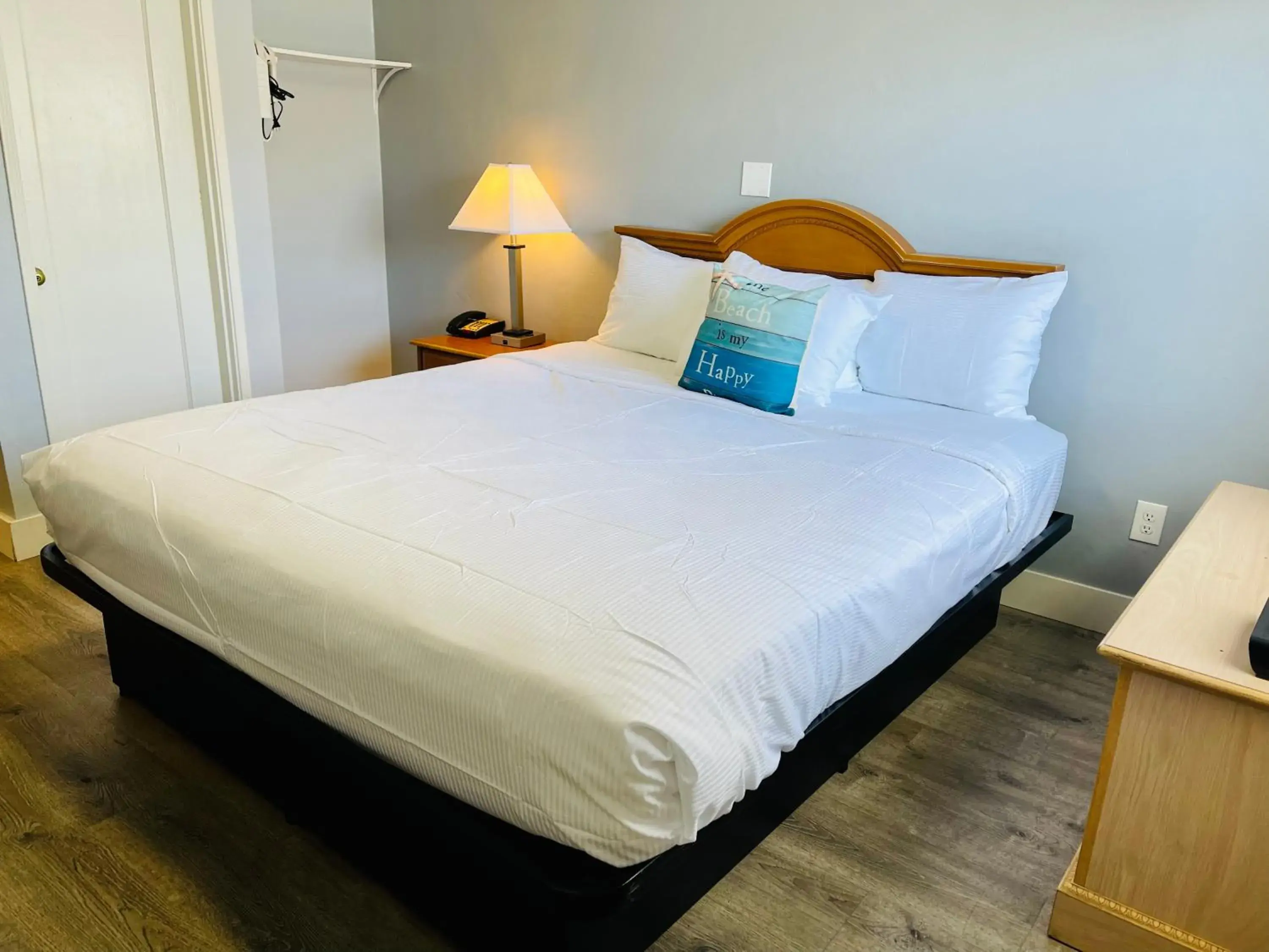 Bed in The Palomar Inn Bed in The Palomar Inn