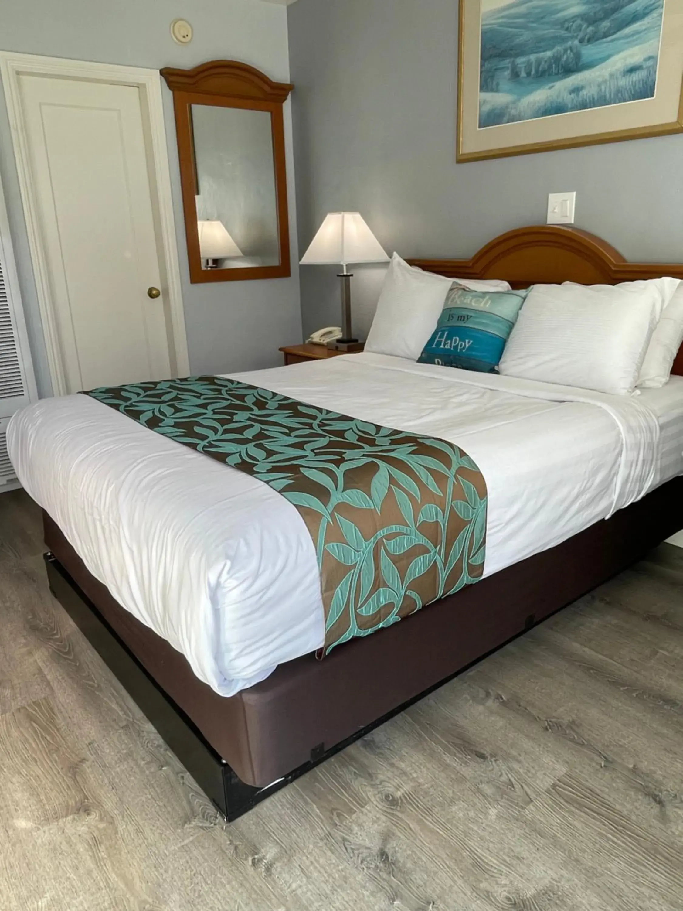 Bed in The Palomar Inn Bed in The Palomar Inn