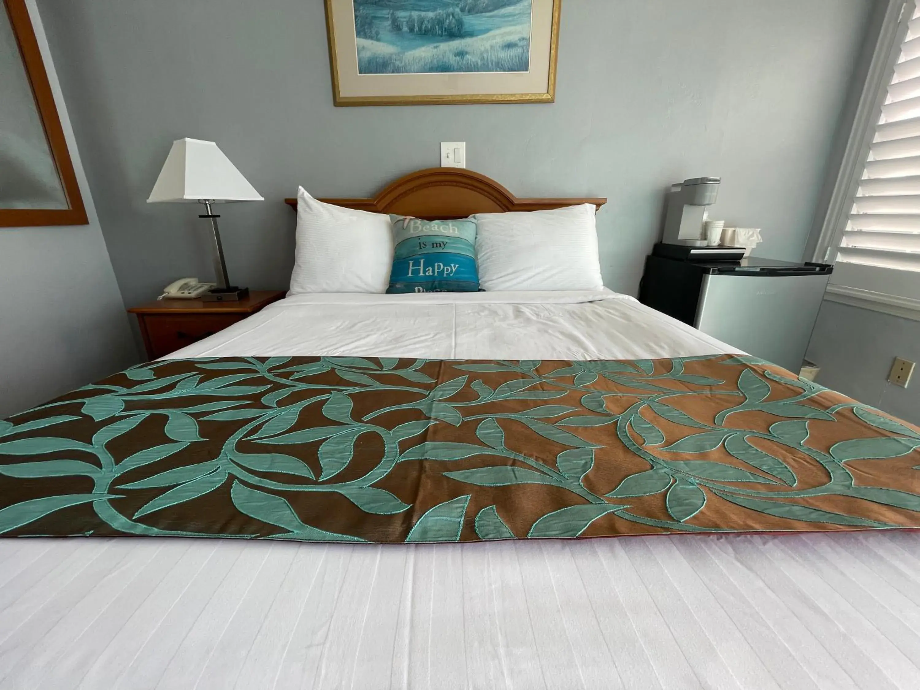 Bed in The Palomar Inn Bed in The Palomar Inn