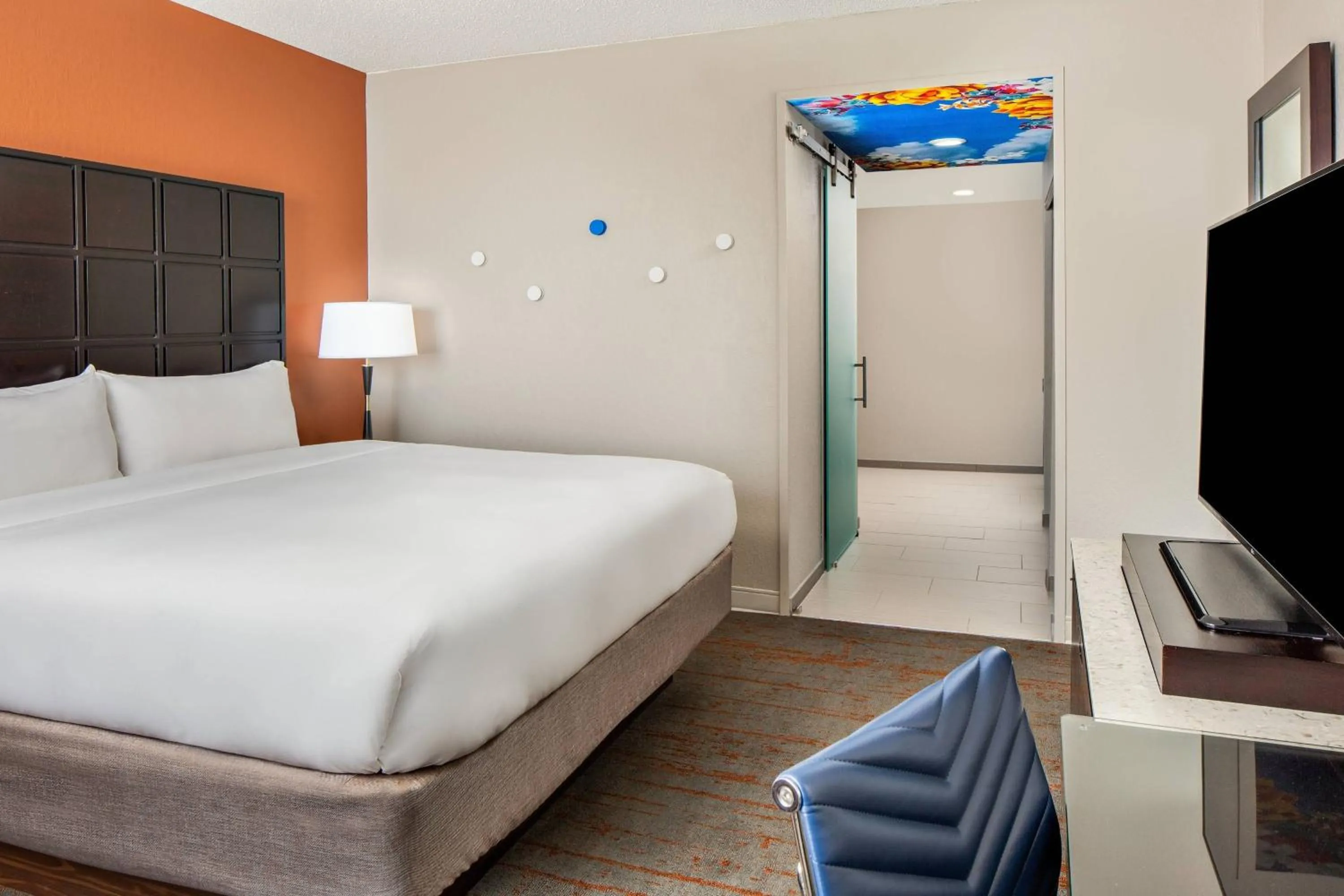 Photo of the whole room, Bed in Renaissance Indianapolis North Hotel