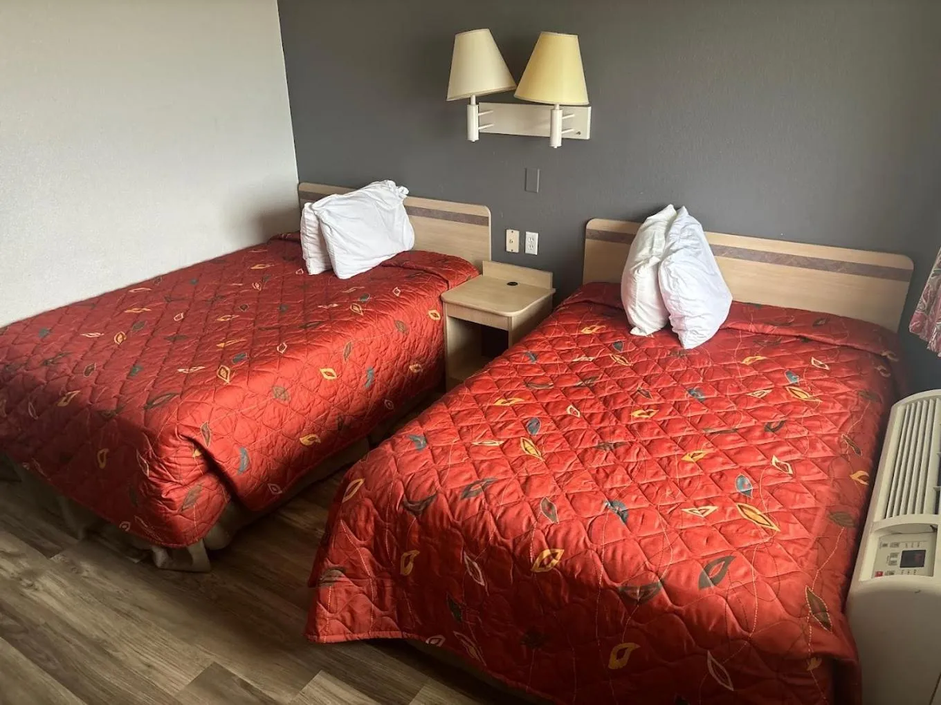 Bed in Regency Inn Tulsa