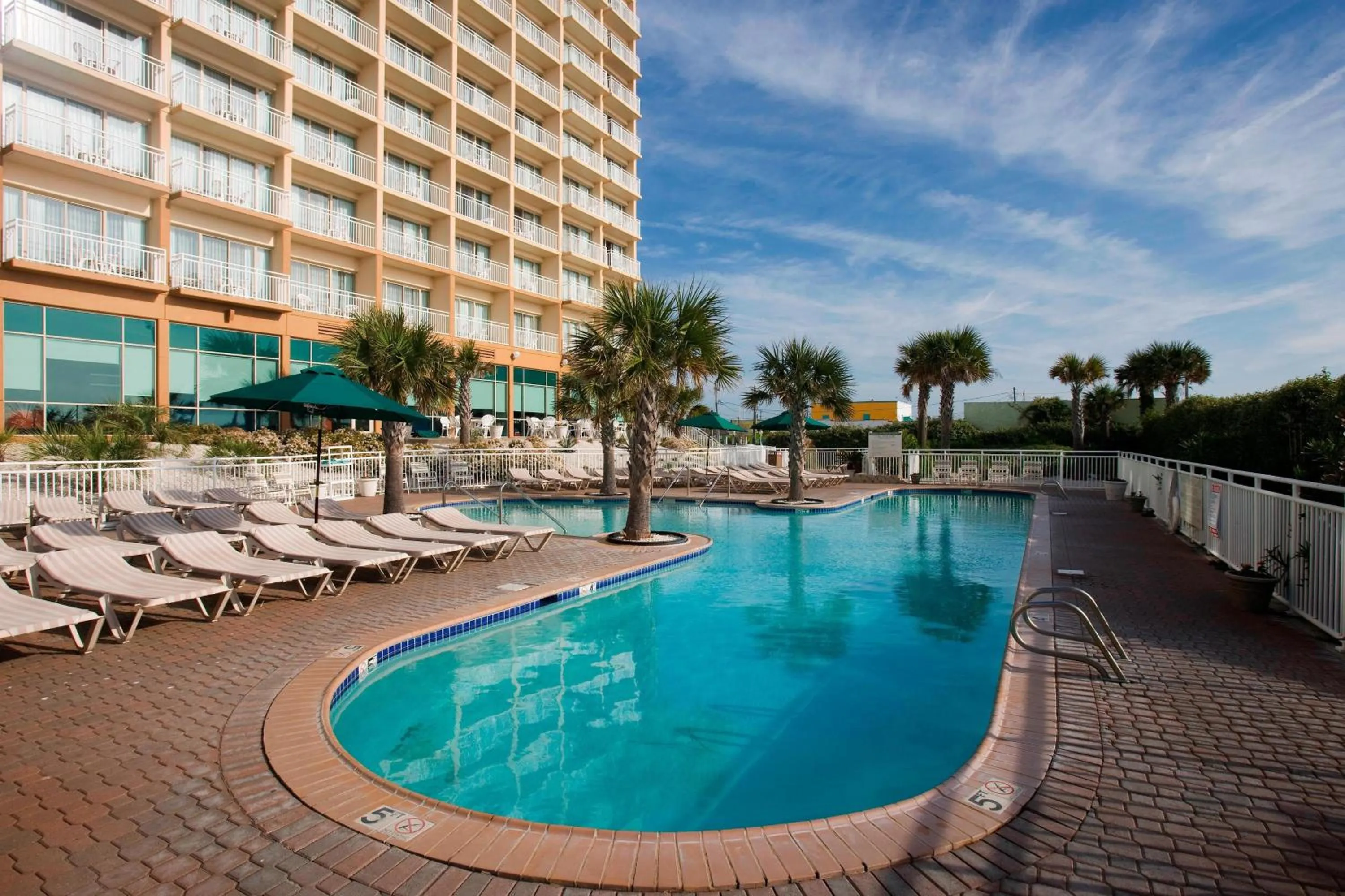 Swimming pool in Courtyard by Marriott Carolina Beach Oceanfront