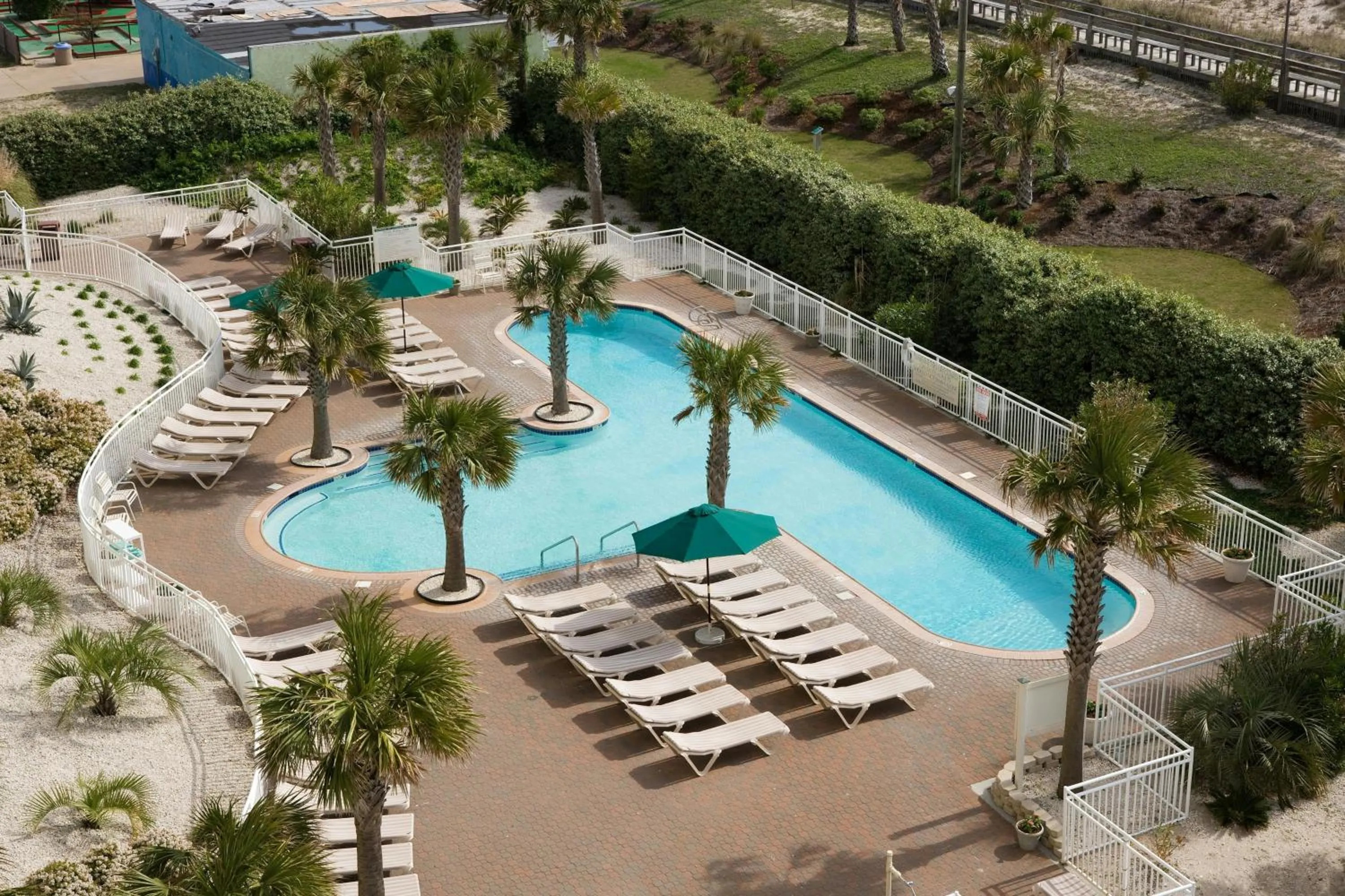 Swimming pool in Courtyard by Marriott Carolina Beach Oceanfront