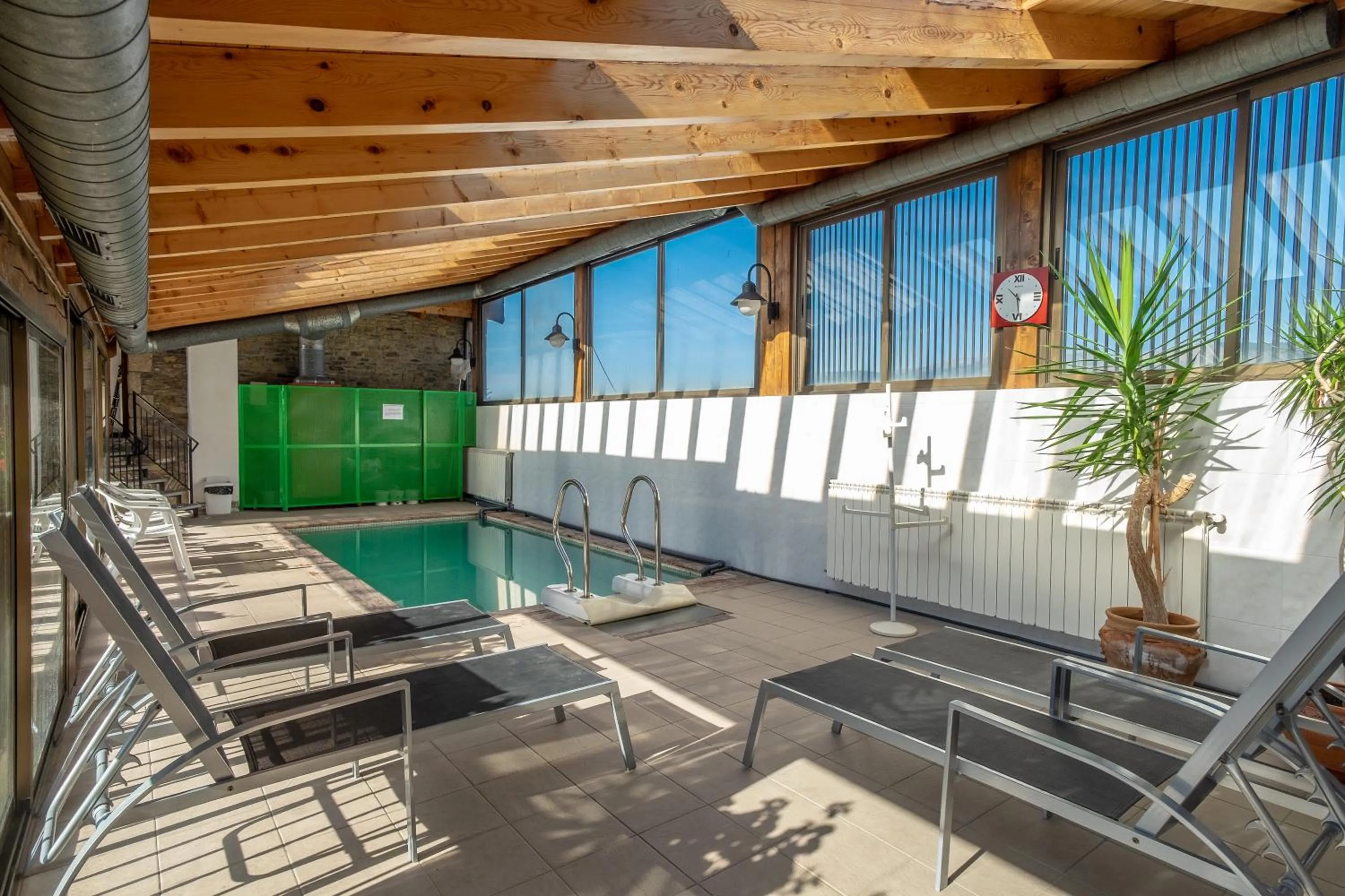 Swimming pool in Aparthotel les Corts