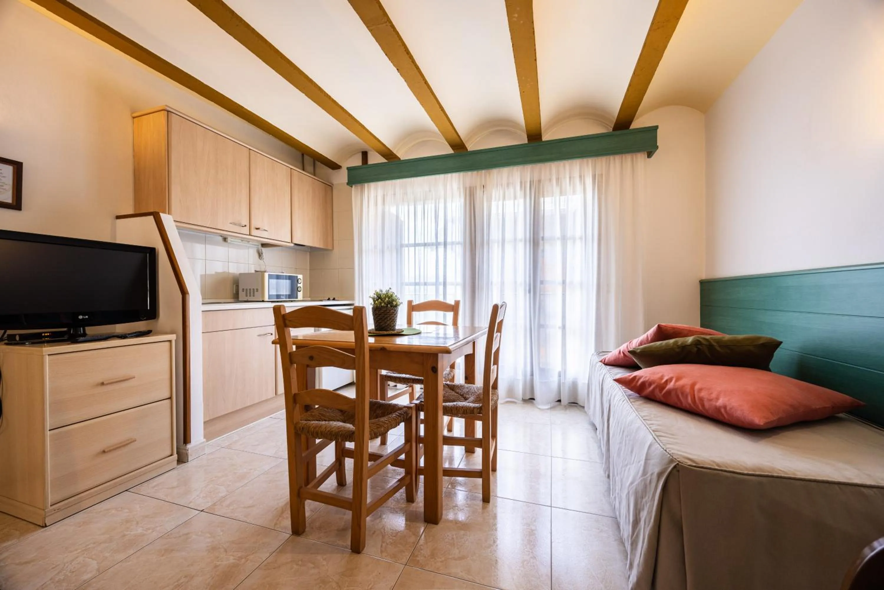 Photo of the whole room in Aparthotel les Corts