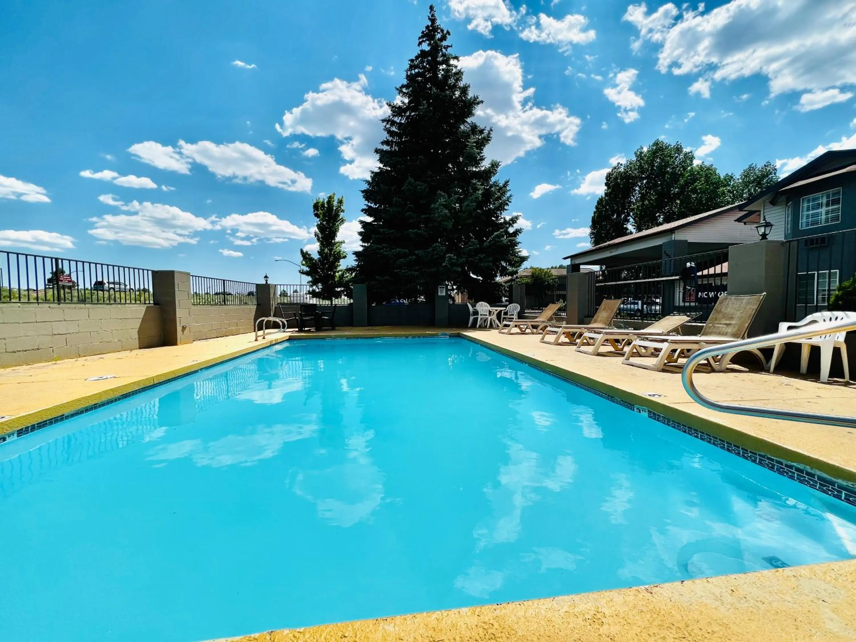 Swimming pool in Studio 6 Flagstaff AZ