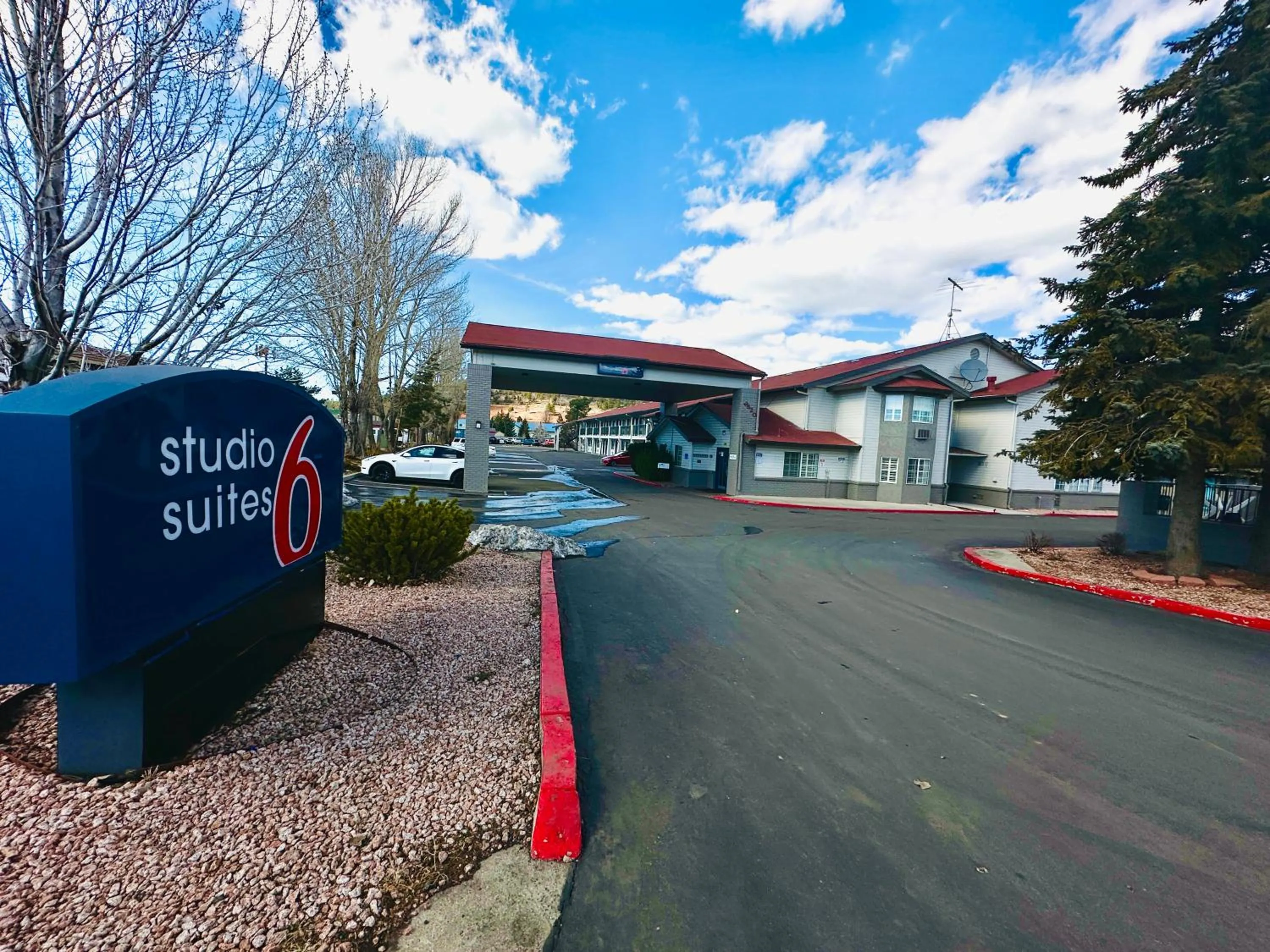 Property building in Studio 6 Flagstaff AZ