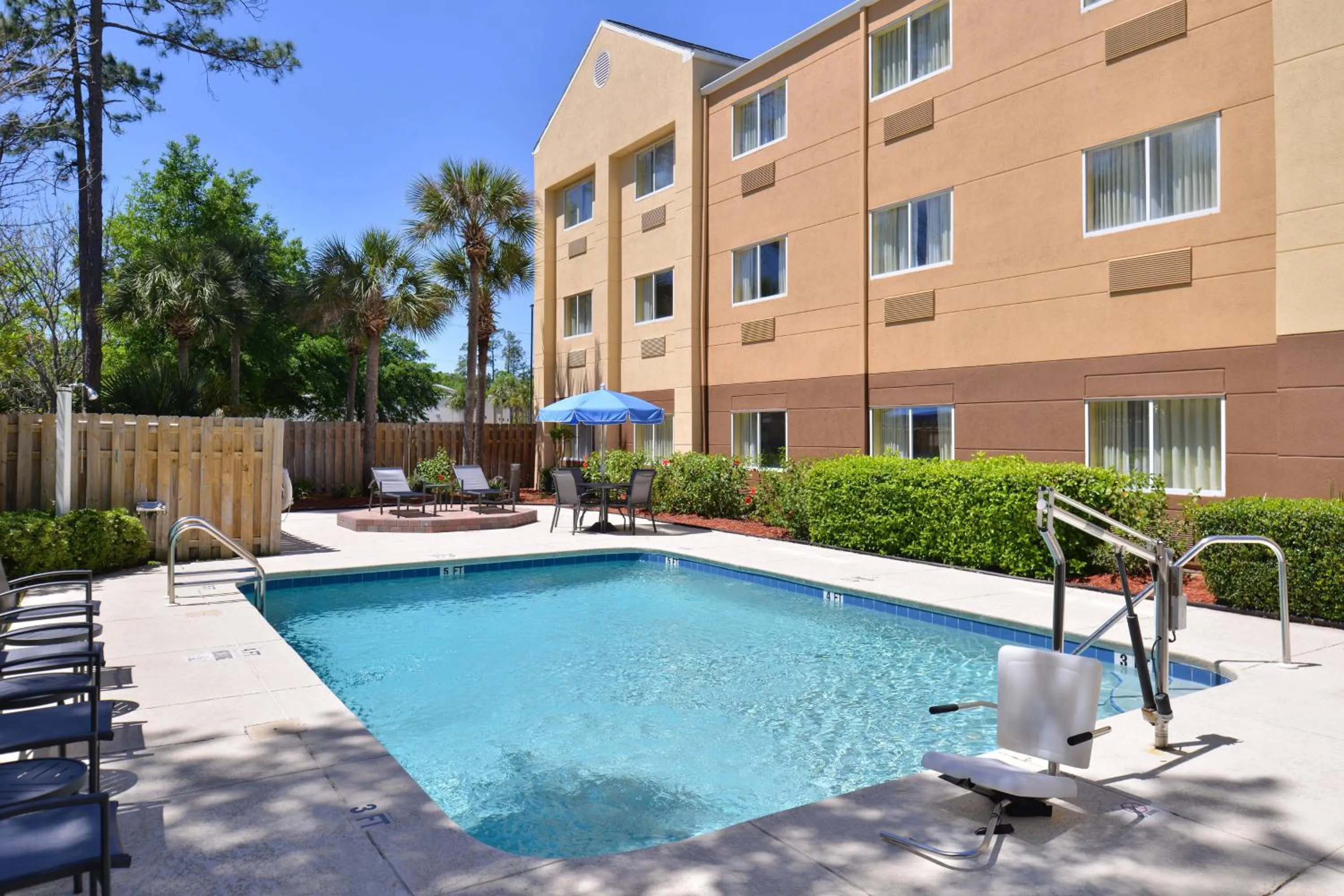 Swimming pool in Fairfield Inn Jacksonville Orange Park