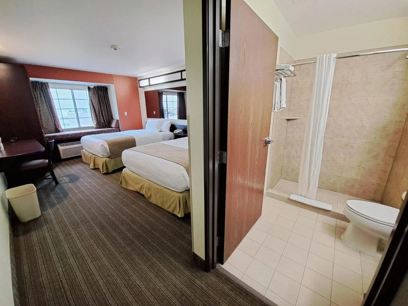 Shower, Bed in Microtel Inn and Suites by Wyndham Toluca