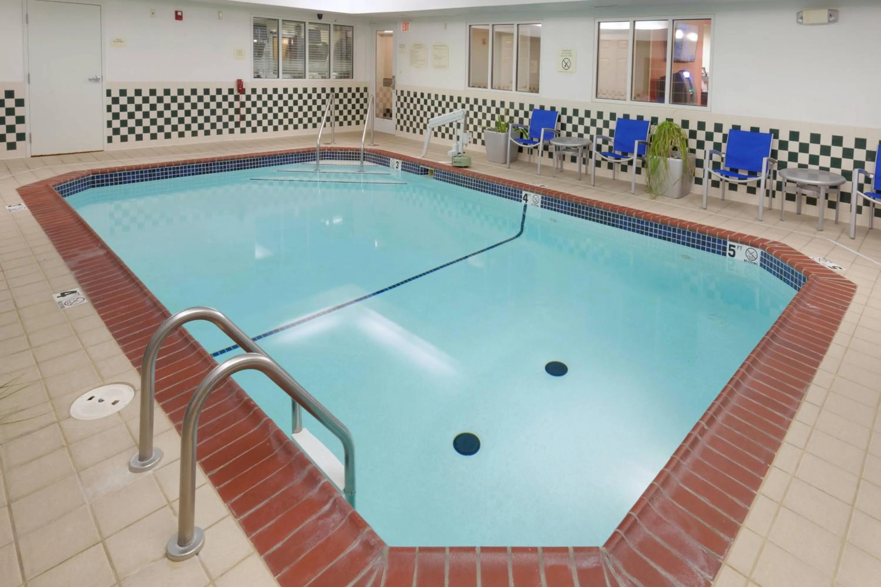 Swimming pool in TownePlace Suites Joplin