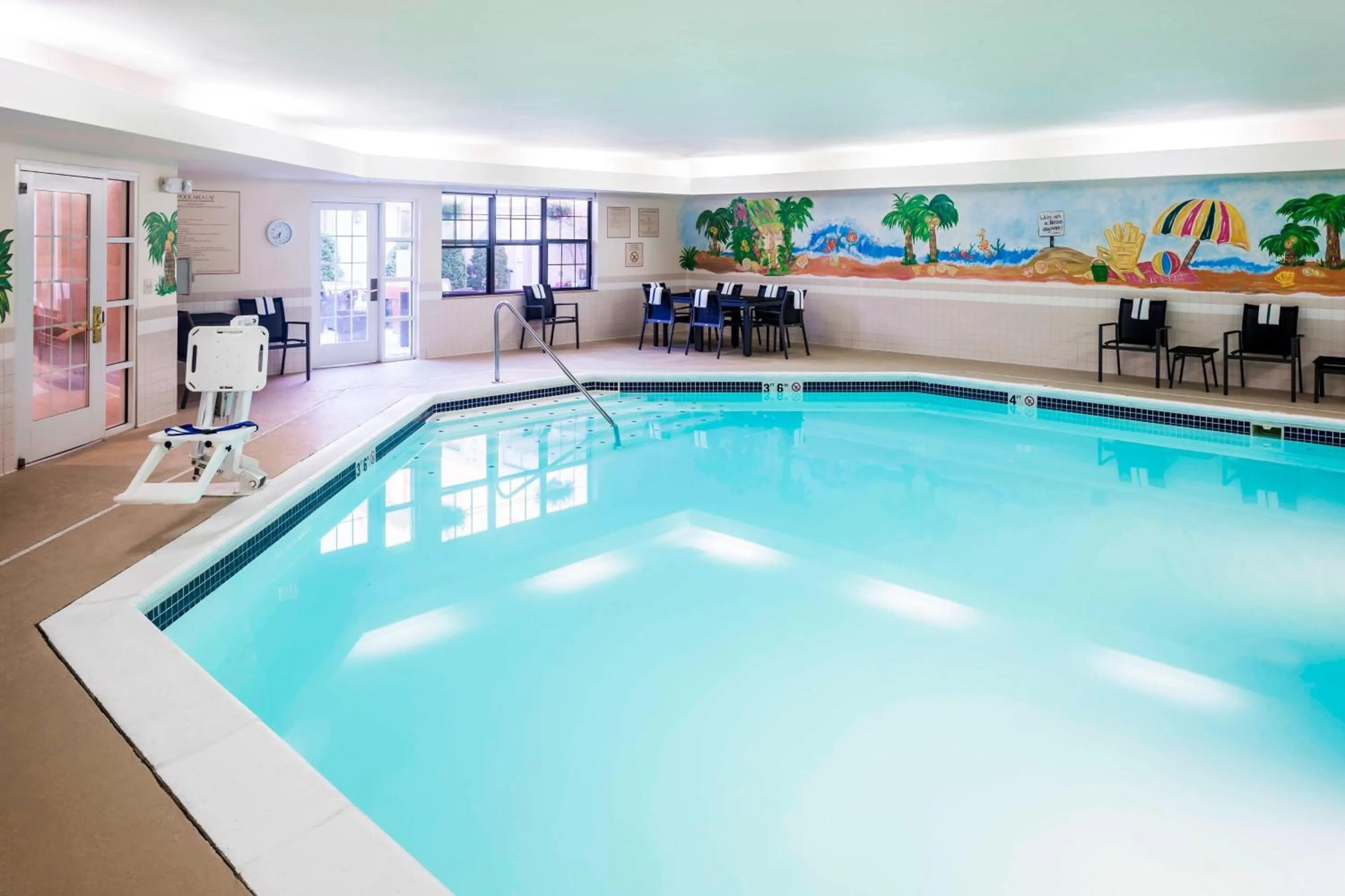 Swimming pool in Residence Inn Kansas City Overland Park
