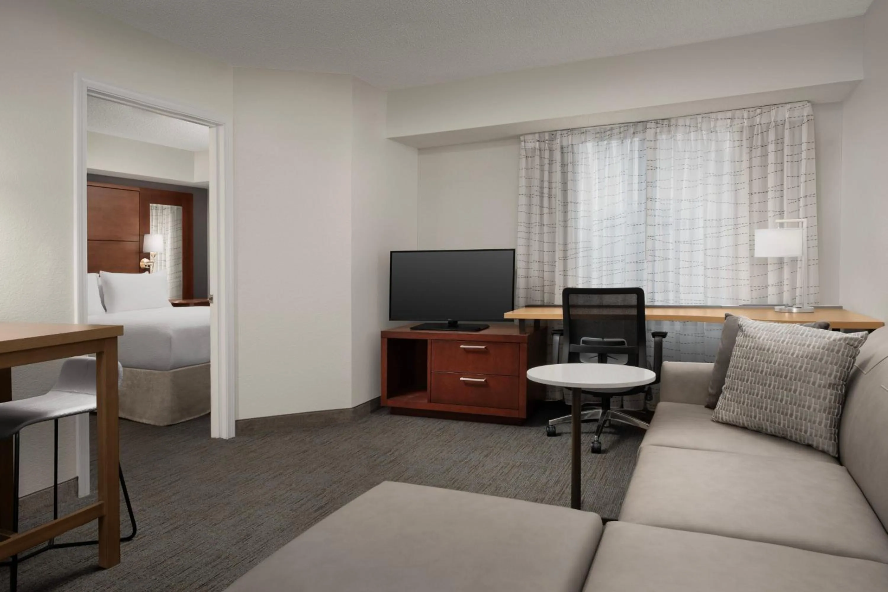 Living room, Bed in Residence Inn Kansas City Overland Park