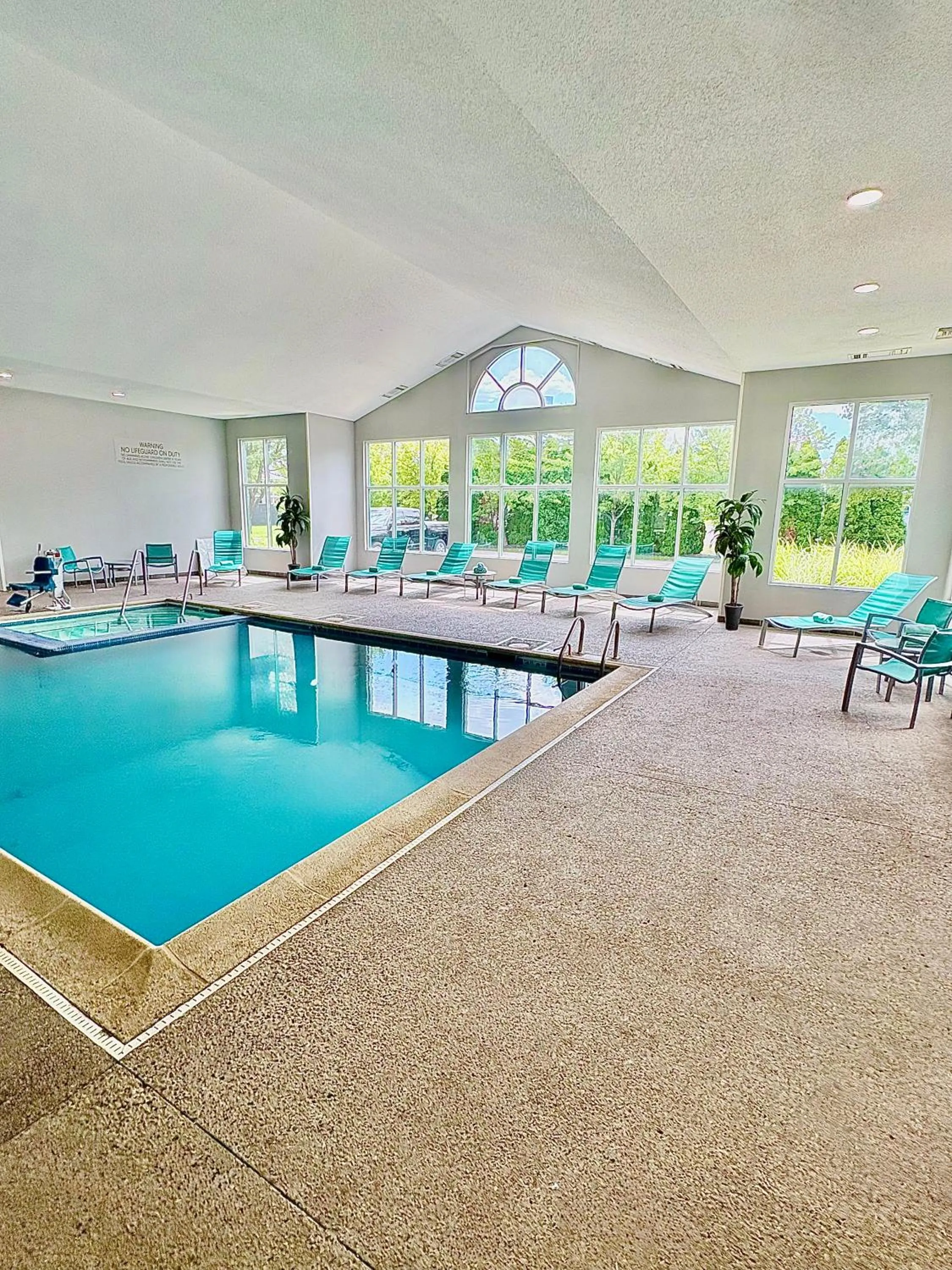 Swimming pool in TownePlace Suites by Marriott Lafayette