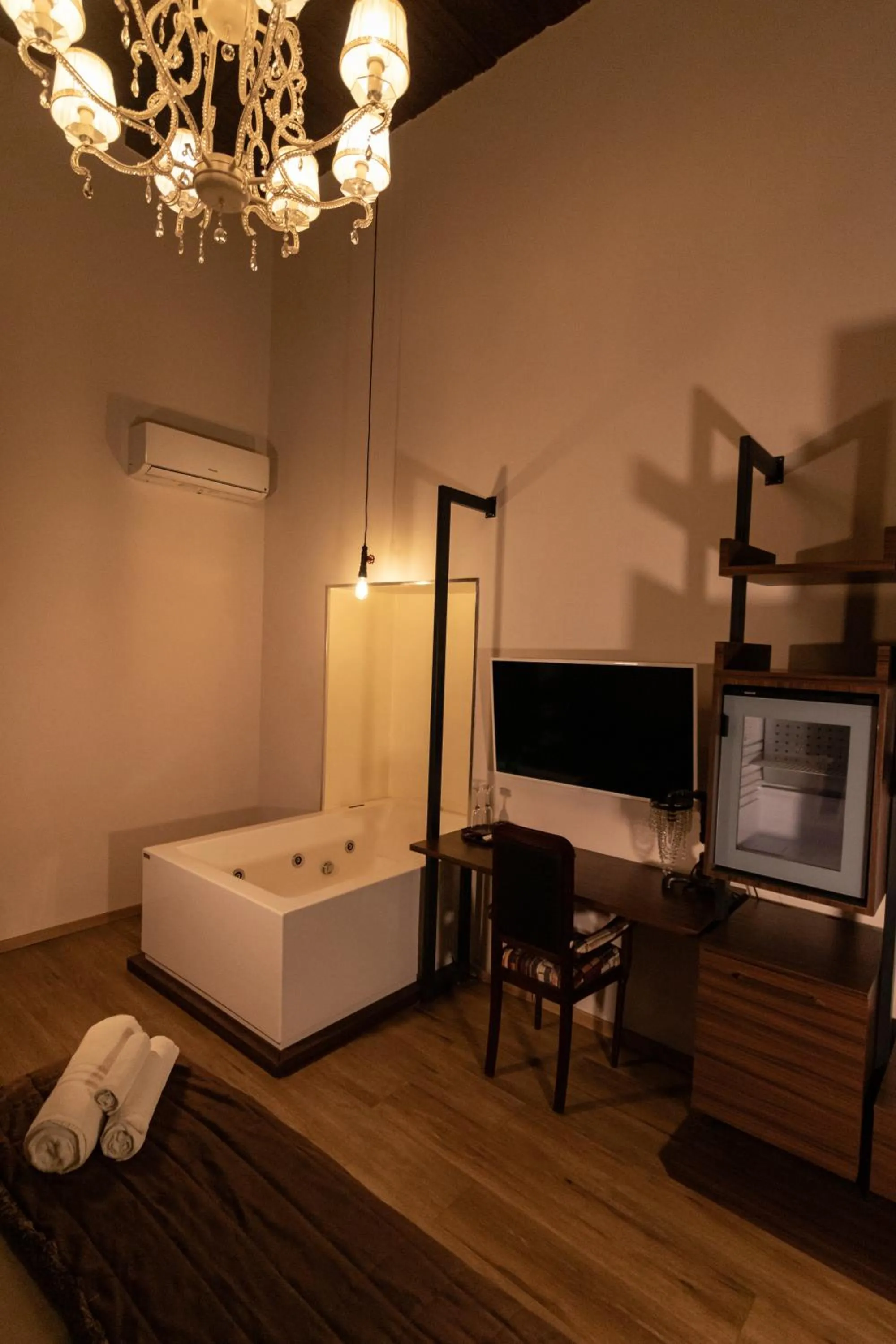 Hot Tub in Duomo Luxury Suites