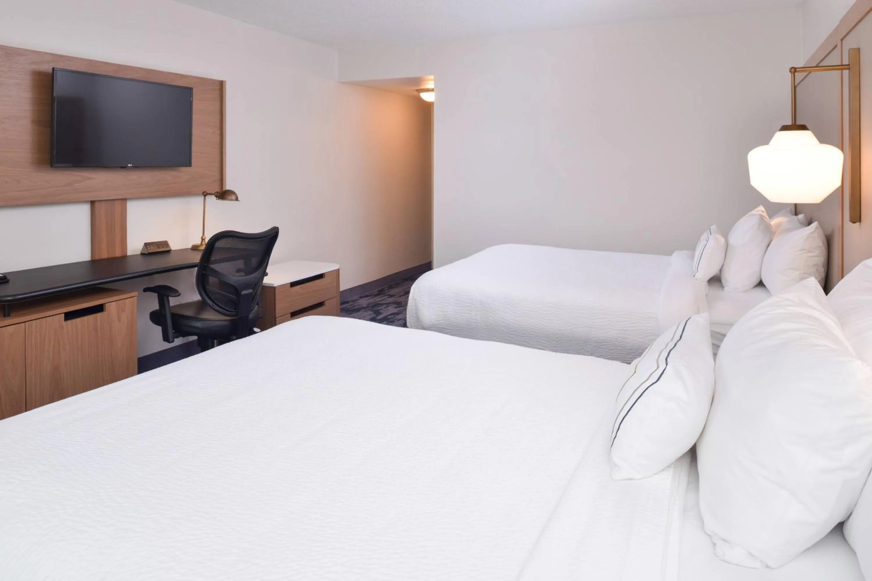 Photo of the whole room, Bed in Fairfield Inn & Suites by Marriott Pittsburgh New Stanton