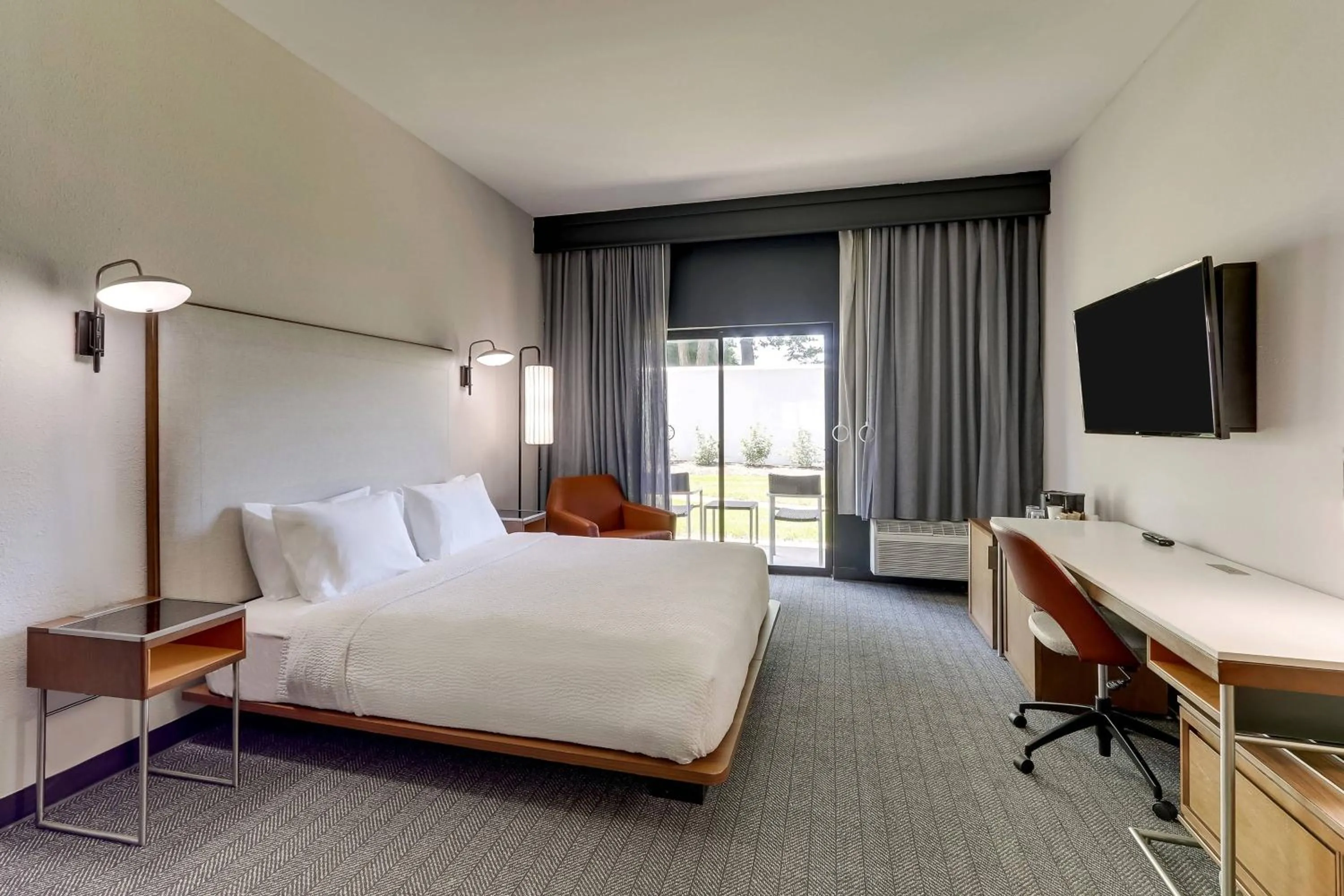 Photo of the whole room, Bed in Courtyard Lexington South/Hamburg Place