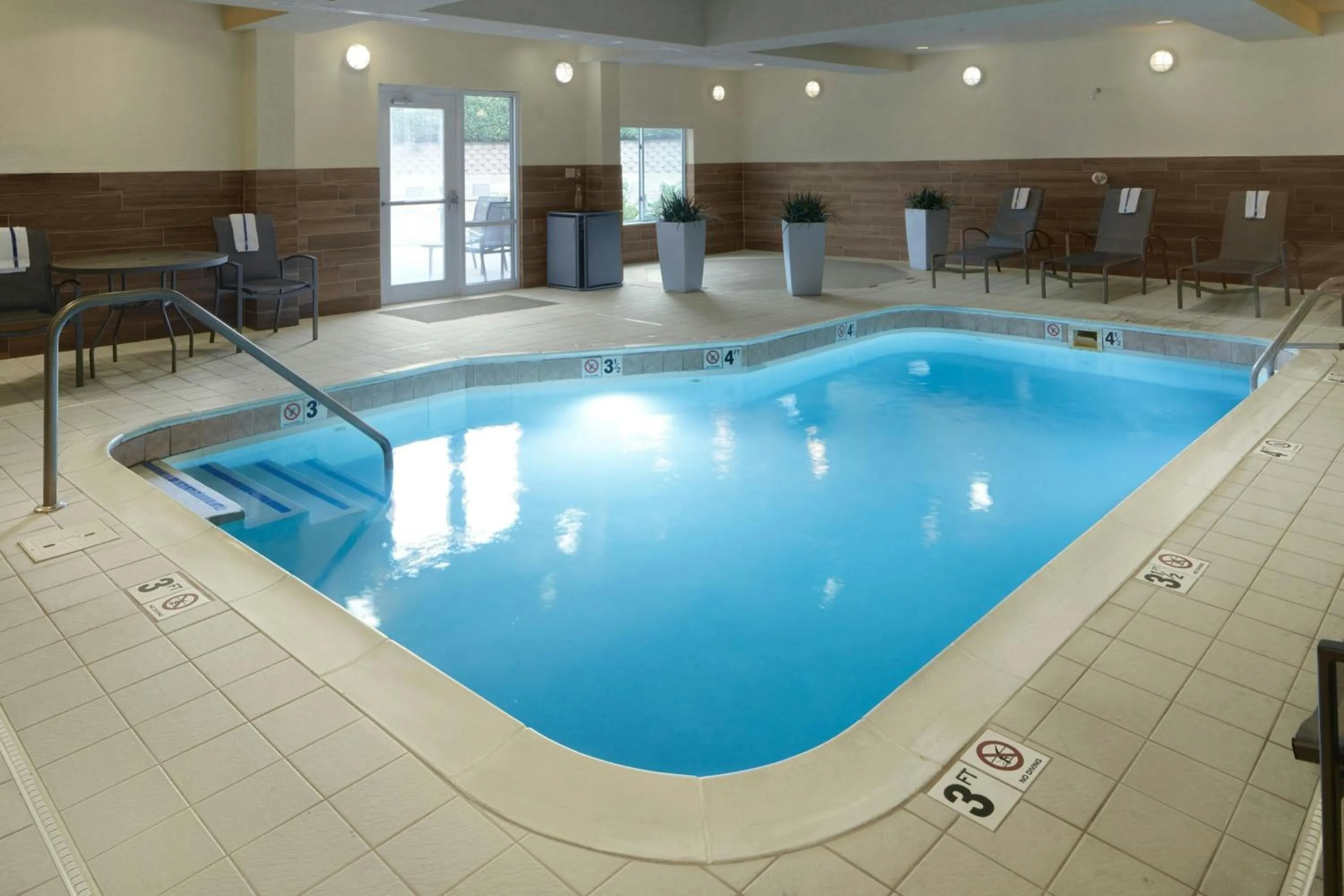 Swimming pool in Fairfield by Marriott Frankfort