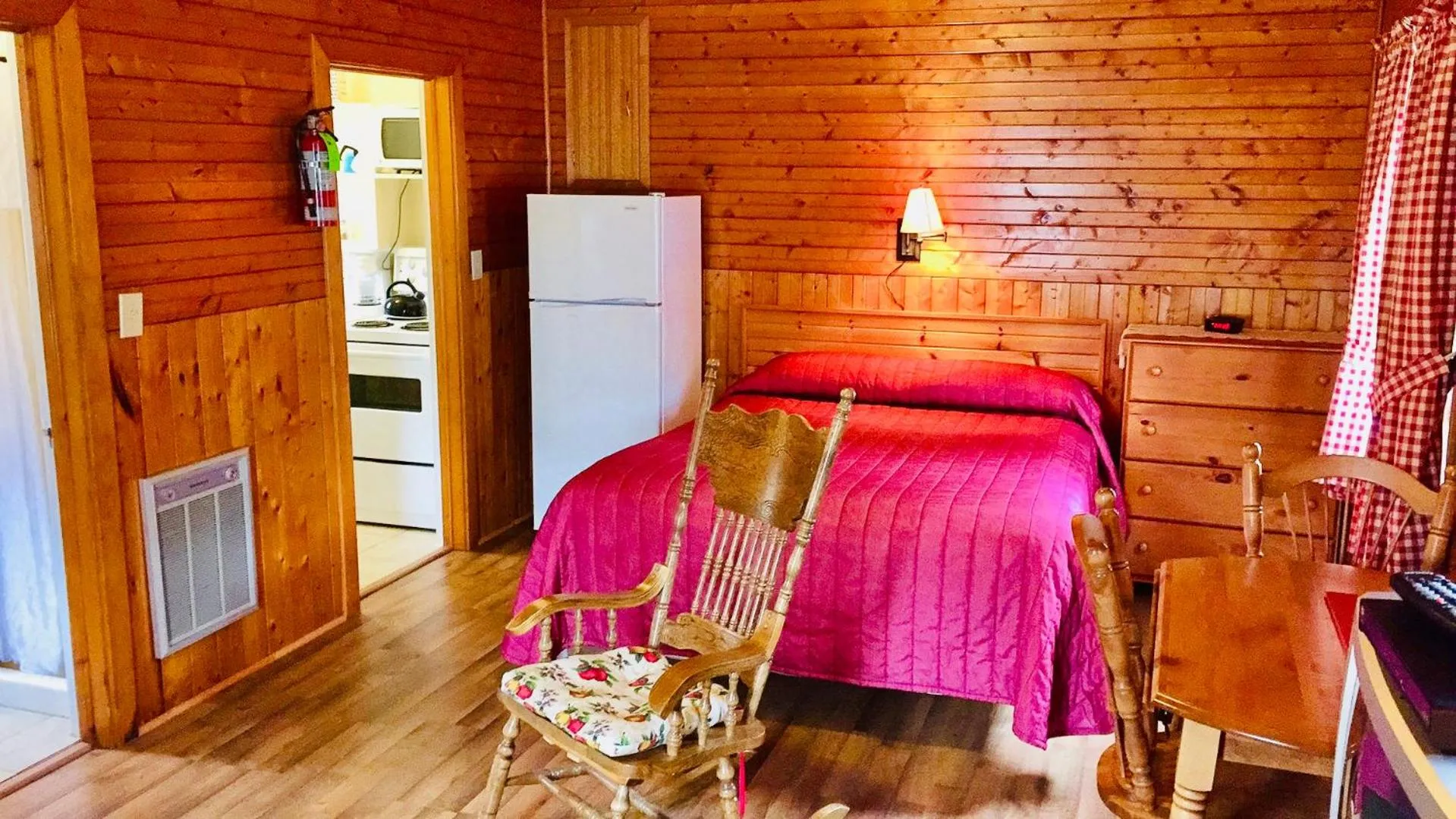 Bed in Green Gables Bungalow Court