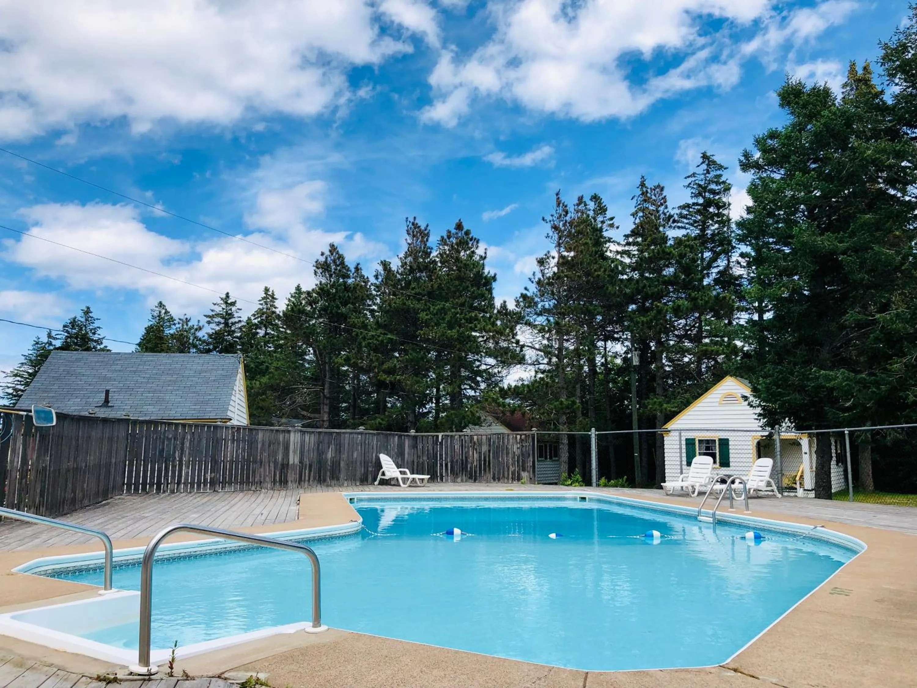 Swimming pool in Green Gables Bungalow Court