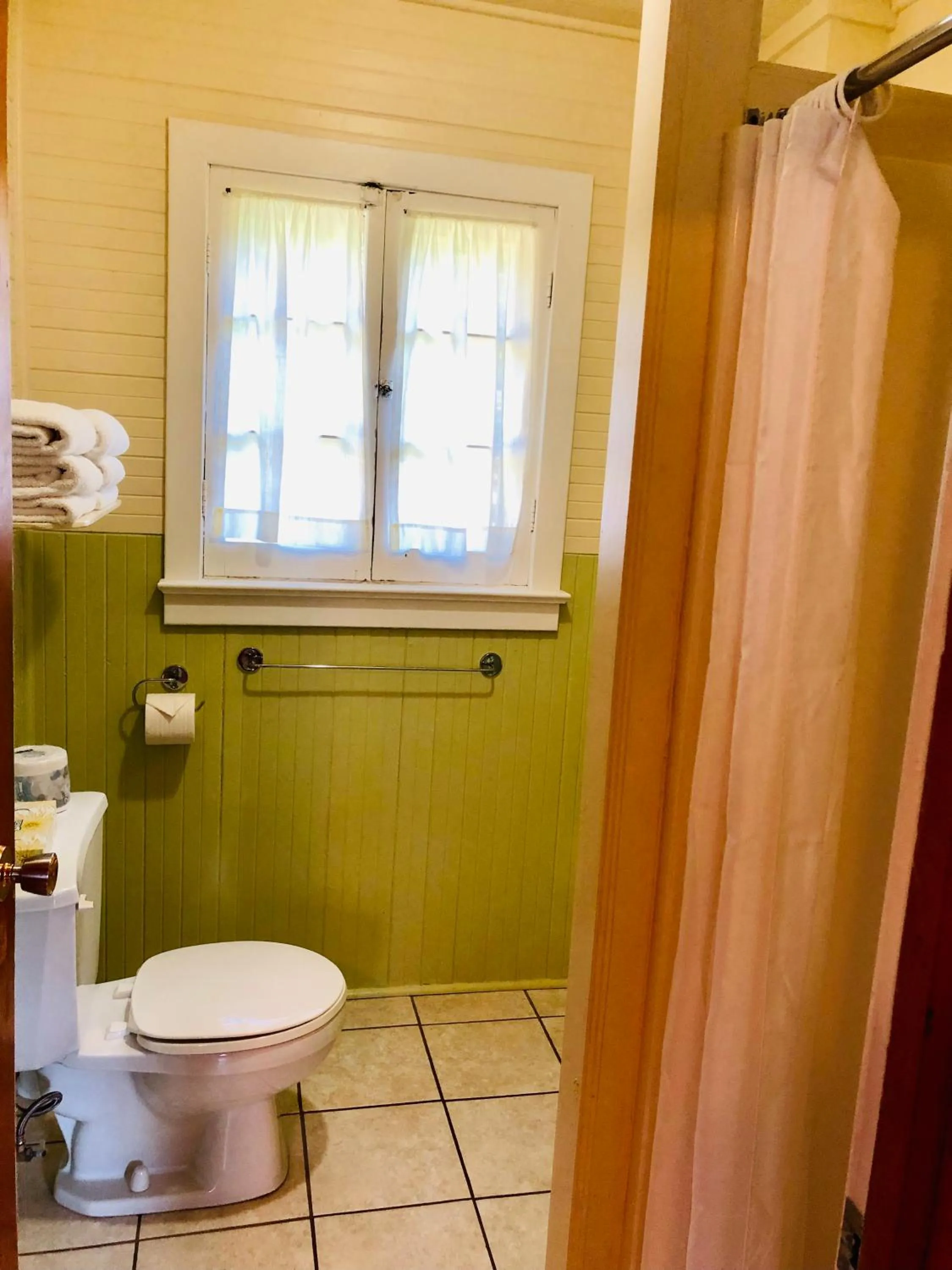 Bathroom in Green Gables Bungalow Court