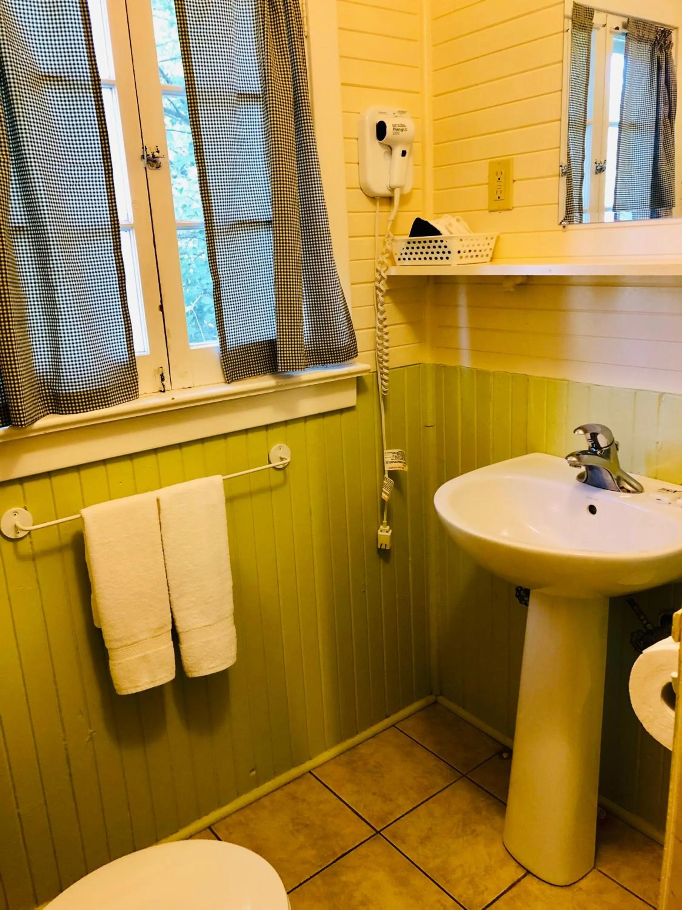Bathroom in Green Gables Bungalow Court