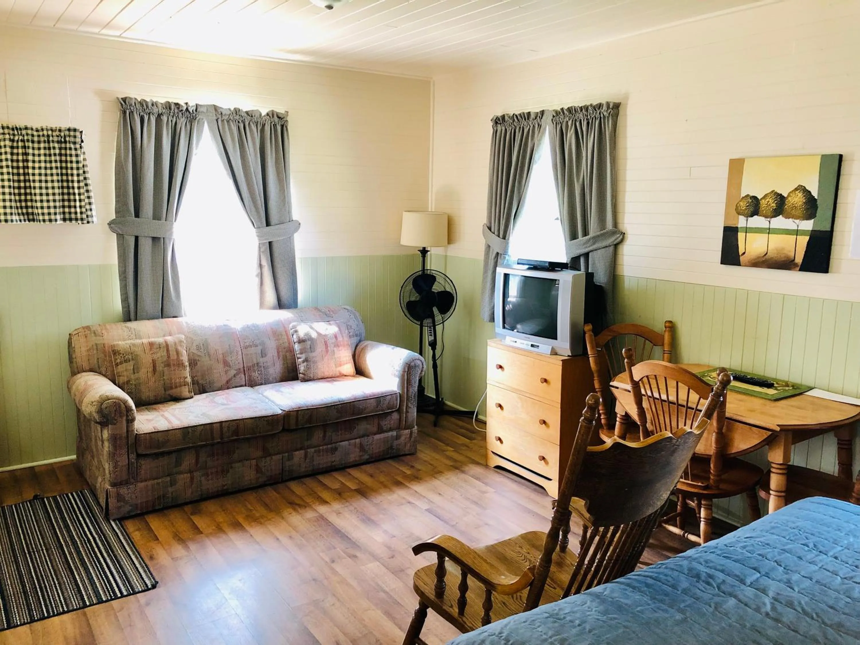 TV and multimedia in Green Gables Bungalow Court