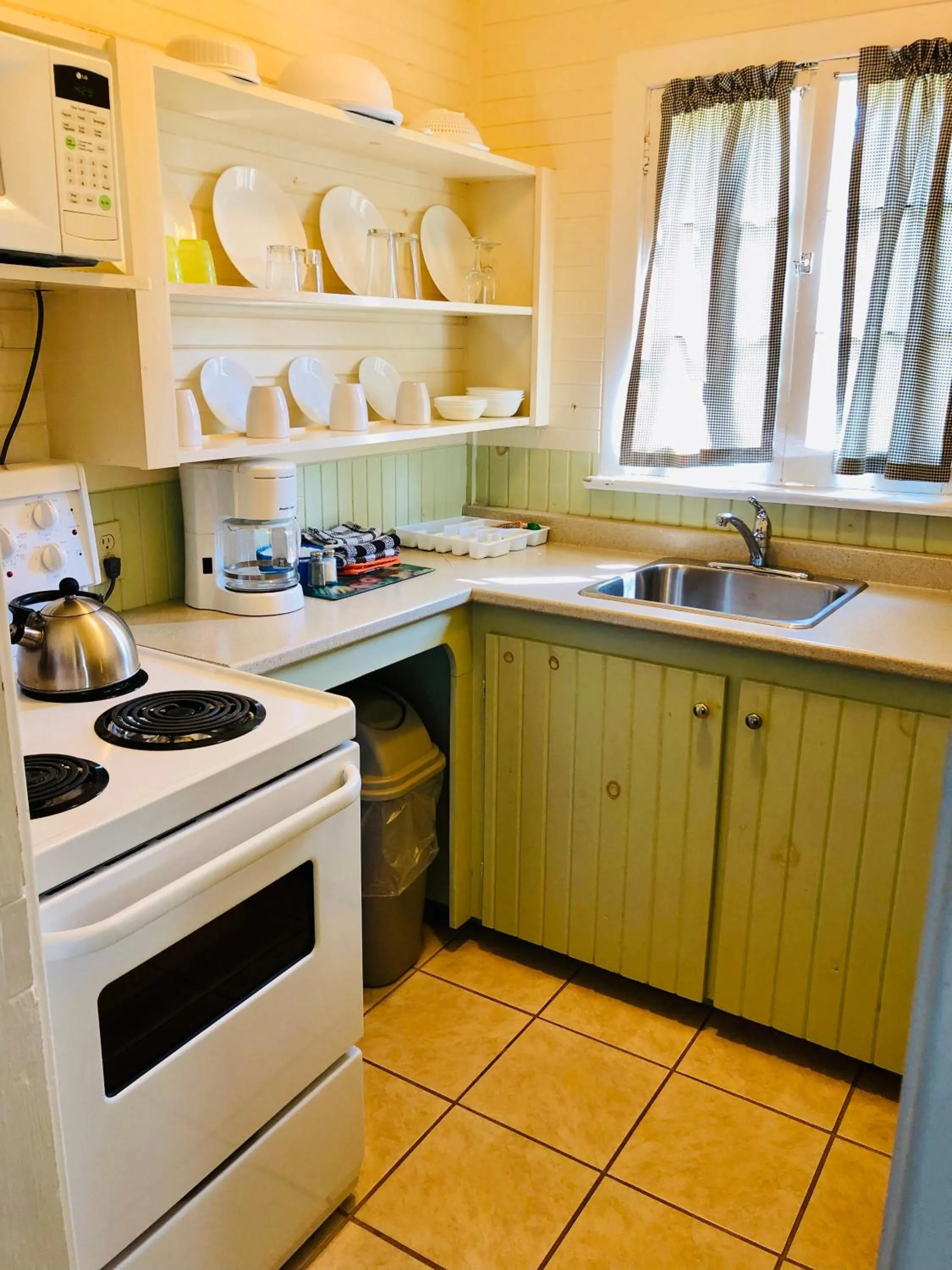 Kitchen or kitchenette in Green Gables Bungalow Court