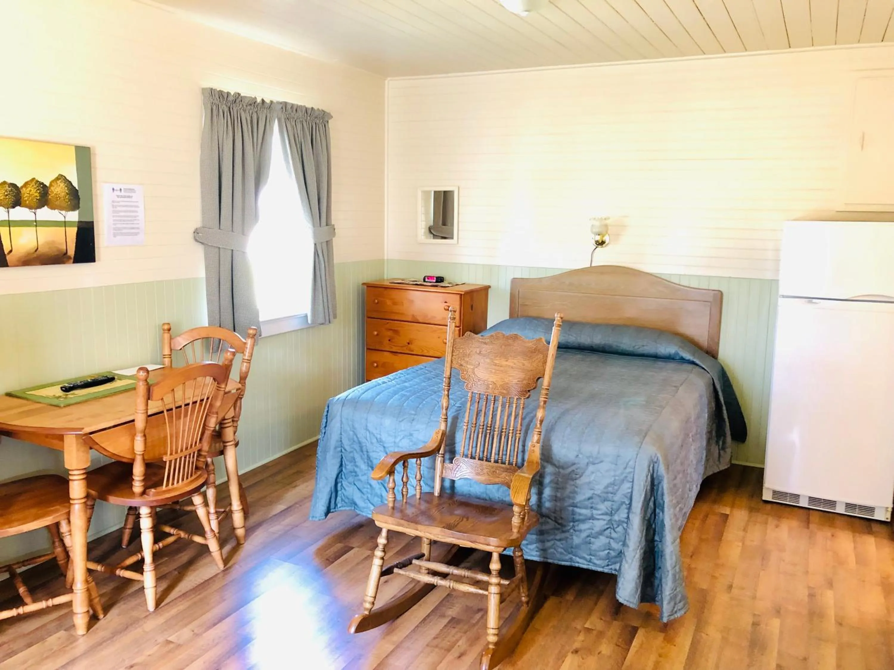Photo of the whole room, Bed in Green Gables Bungalow Court