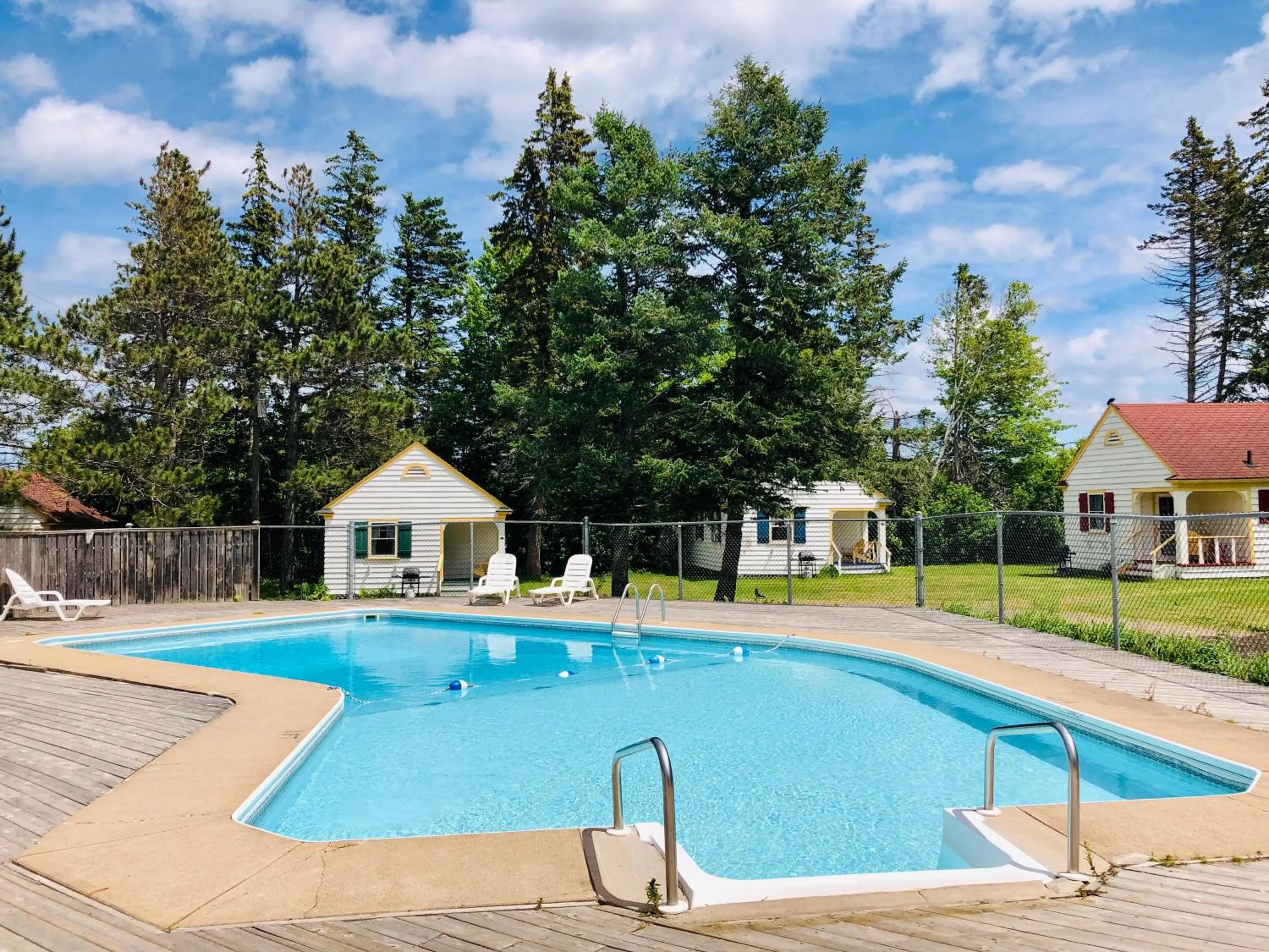 Swimming pool in Green Gables Bungalow Court